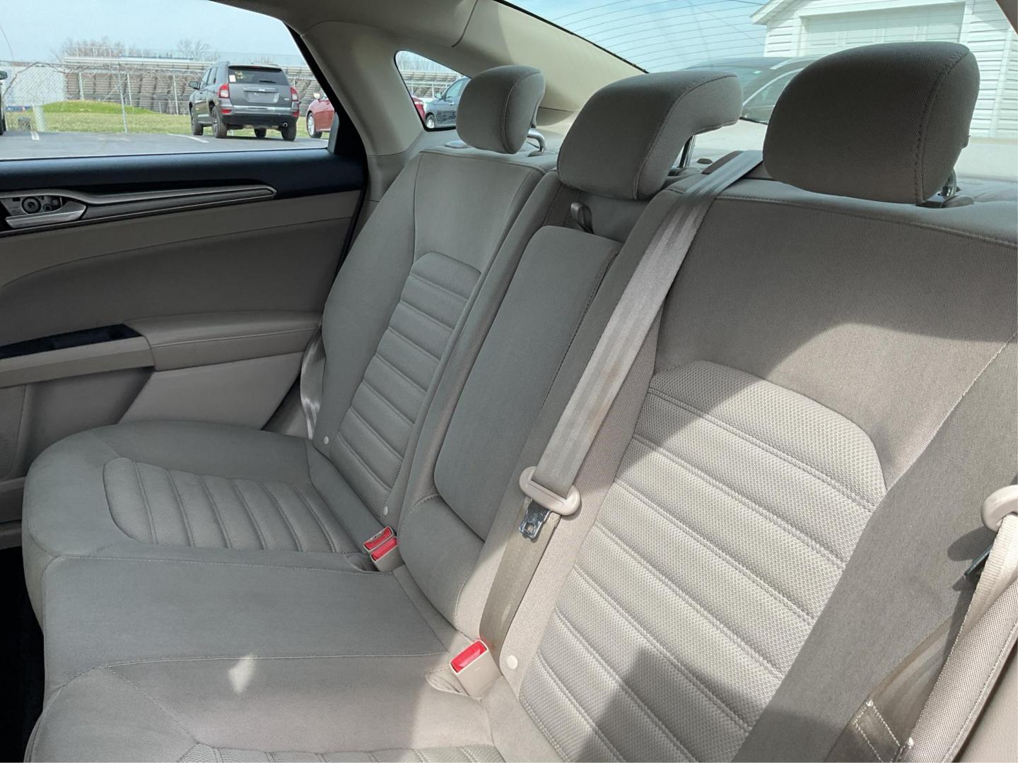 2018 Ford Fusion SE (3FA6P0H79JR) with an Duratec 2.5L I-4 DOHC engine, located at 1230 East Main St, Xenia, OH, 45385, (937) 908-9800, 39.688026, -83.910172 - Photo#9