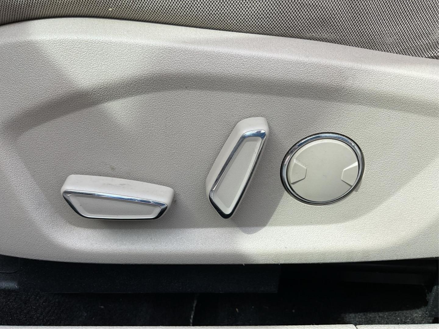 2018 Ford Fusion SE (3FA6P0H79JR) with an Duratec 2.5L I-4 DOHC engine, located at 1230 East Main St, Xenia, OH, 45385, (937) 908-9800, 39.688026, -83.910172 - Photo#17