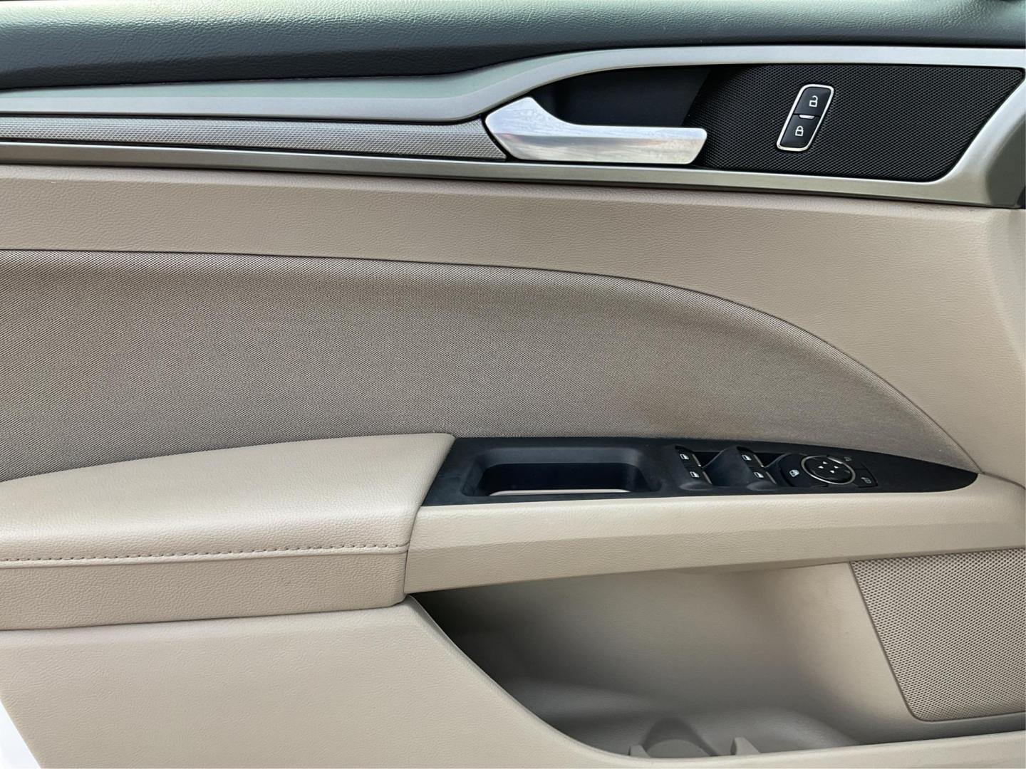 2018 Ford Fusion SE (3FA6P0H79JR) with an Duratec 2.5L I-4 DOHC engine, located at 1230 East Main St, Xenia, OH, 45385, (937) 908-9800, 39.688026, -83.910172 - Photo#18