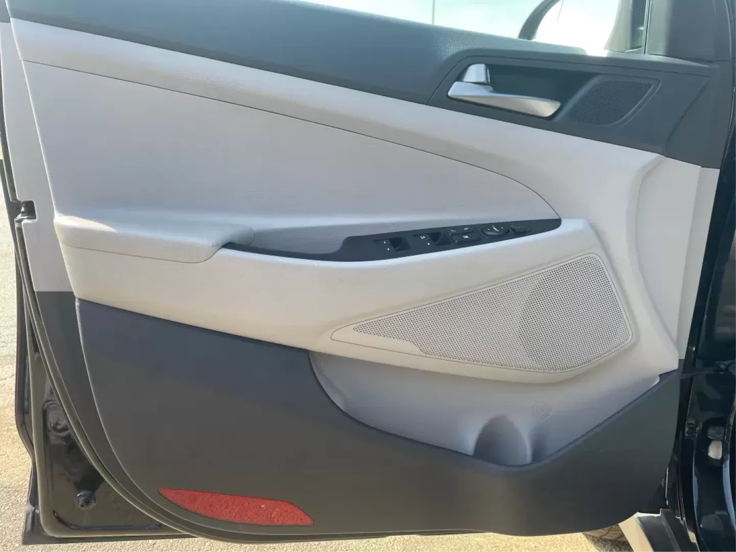 2018 Hyundai Tucson SEL (KM8J3CA41JU) with an Nu 2L I-4 gasoline direct injection engine, located at 8750 N County Rd 25A, Piqua, OH, 45356, (937) 908-9800, 40.164391, -84.232513 - Photo#18