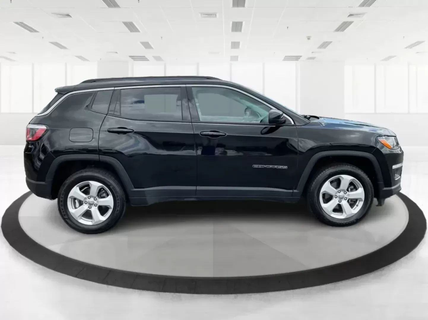 2018 Jeep Compass Latitude 4x4 (3C4NJDBB6JT) with an Other engine, located at 1230 East Main St, Xenia, OH, 45385, (937) 908-9800, 39.688026, -83.910172 - Photo#1