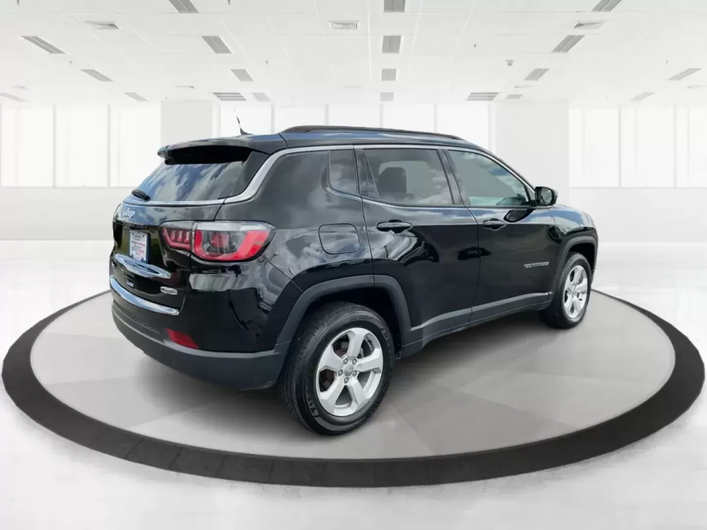 2018 Jeep Compass Latitude 4x4 (3C4NJDBB6JT) with an Other engine, located at 1230 East Main St, Xenia, OH, 45385, (937) 908-9800, 39.688026, -83.910172 - Photo#2