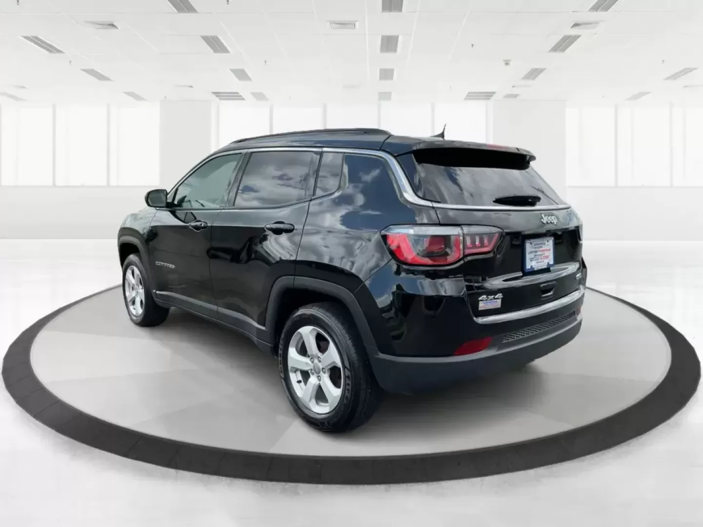 2018 Jeep Compass Latitude 4x4 (3C4NJDBB6JT) with an Other engine, located at 1230 East Main St, Xenia, OH, 45385, (937) 908-9800, 39.688026, -83.910172 - Photo#4