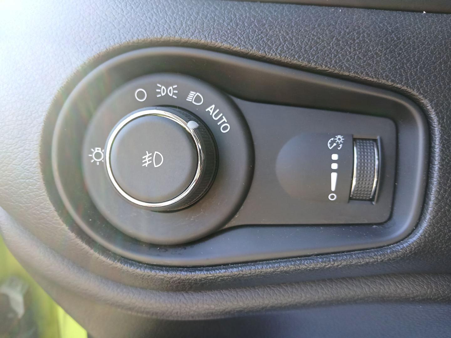 2018 Jeep Renegade Sport 4WD (ZACCJBAB7JP) with an 2.4L L4 DOHC 16V engine, Automatic transmission, located at 1951 S Dayton Lakeview Rd., New Carlisle, OH, 45344, (937) 908-9800, 39.890999, -84.050255 - Photo#15