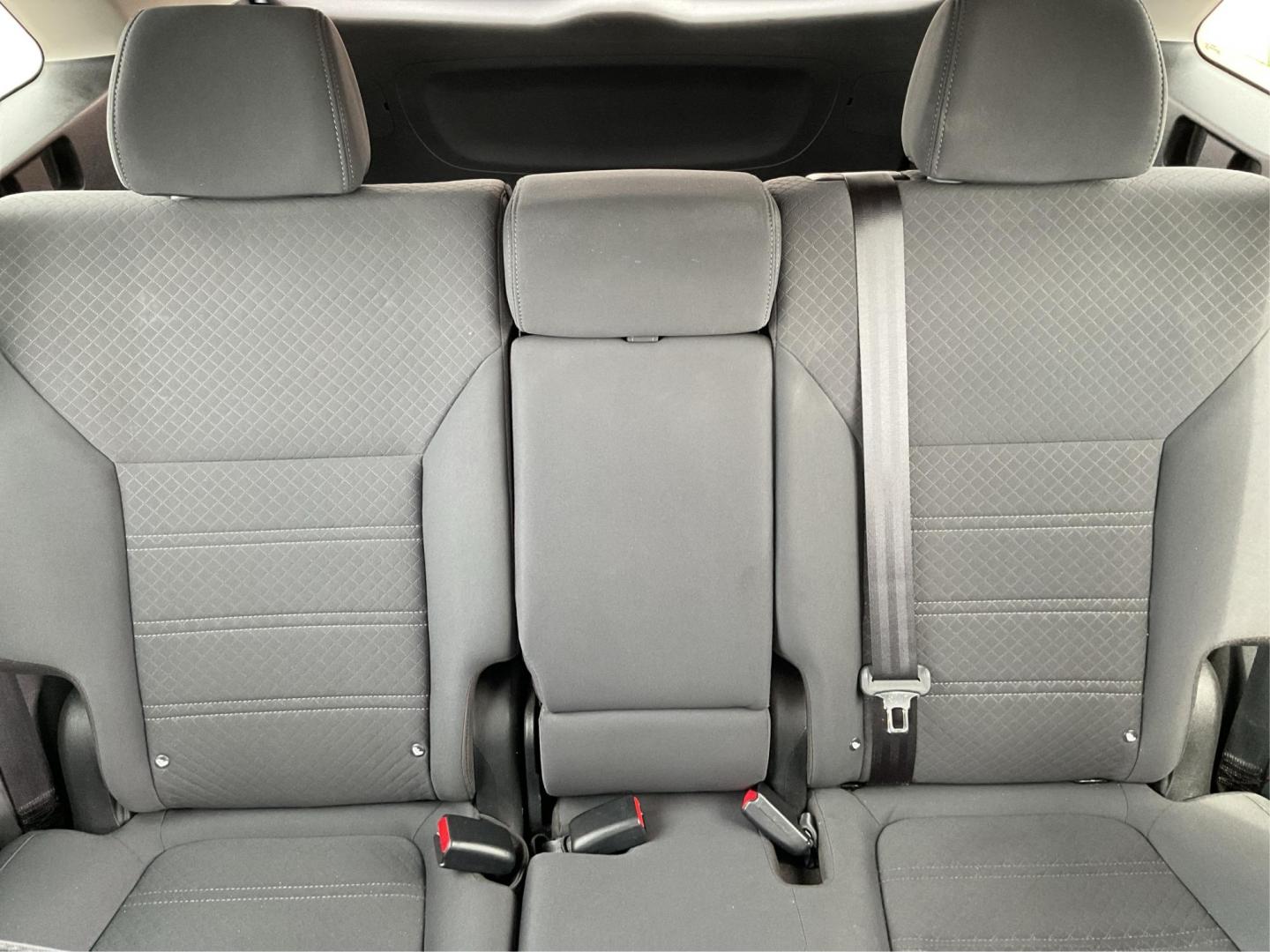 2018 Kia Sorento 2.4L LX (5XYPG4A38JG) with an 2.4L I-4 gasoline direct injection engine, located at 4508 South Dixie Dr, Moraine, OH, 45439, (937) 908-9800, 39.689976, -84.218452 - Photo#13