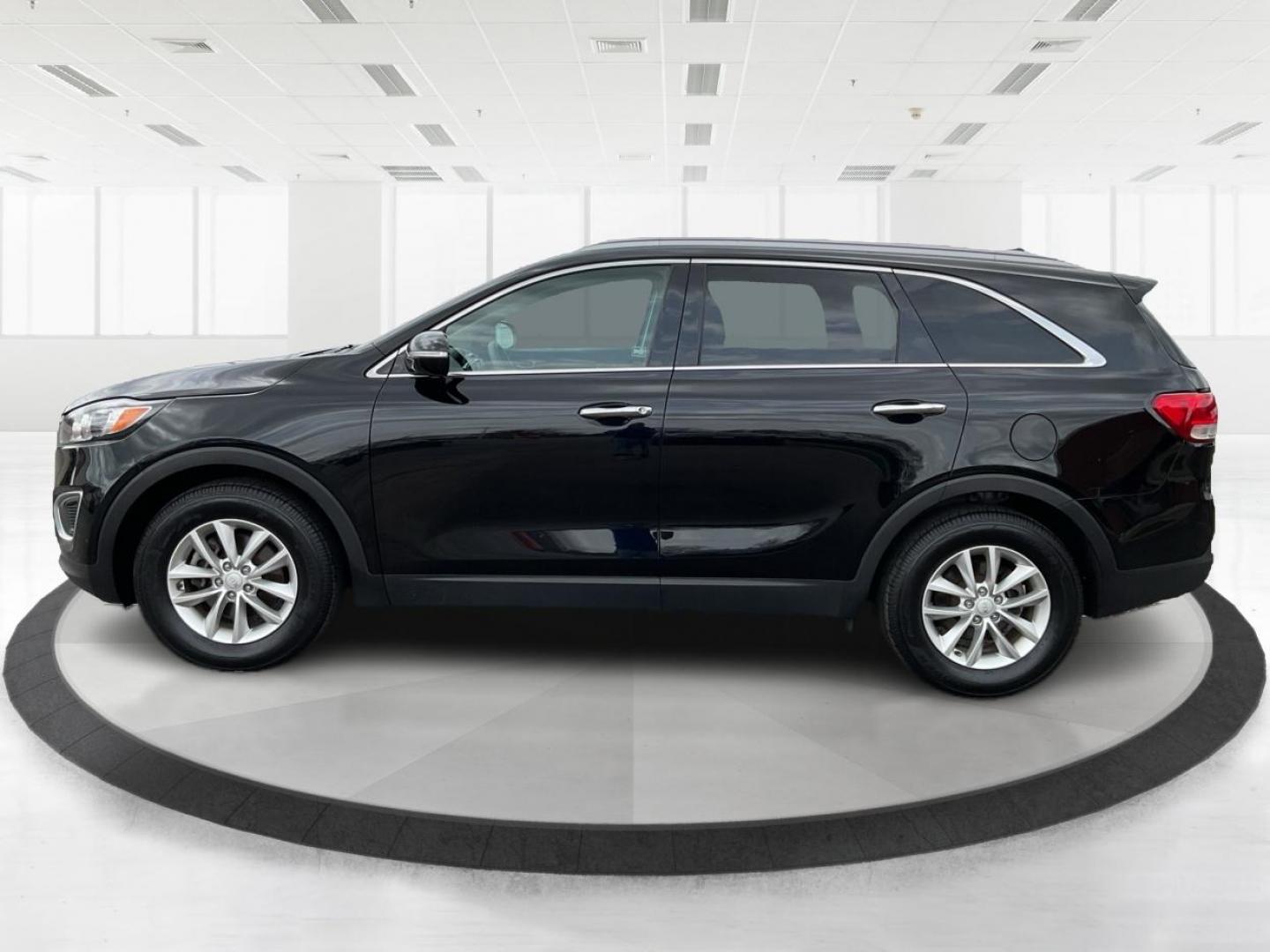 2018 Kia Sorento 2.4L LX (5XYPG4A38JG) with an 2.4L I-4 gasoline direct injection engine, located at 4508 South Dixie Dr, Moraine, OH, 45439, (937) 908-9800, 39.689976, -84.218452 - Photo#5