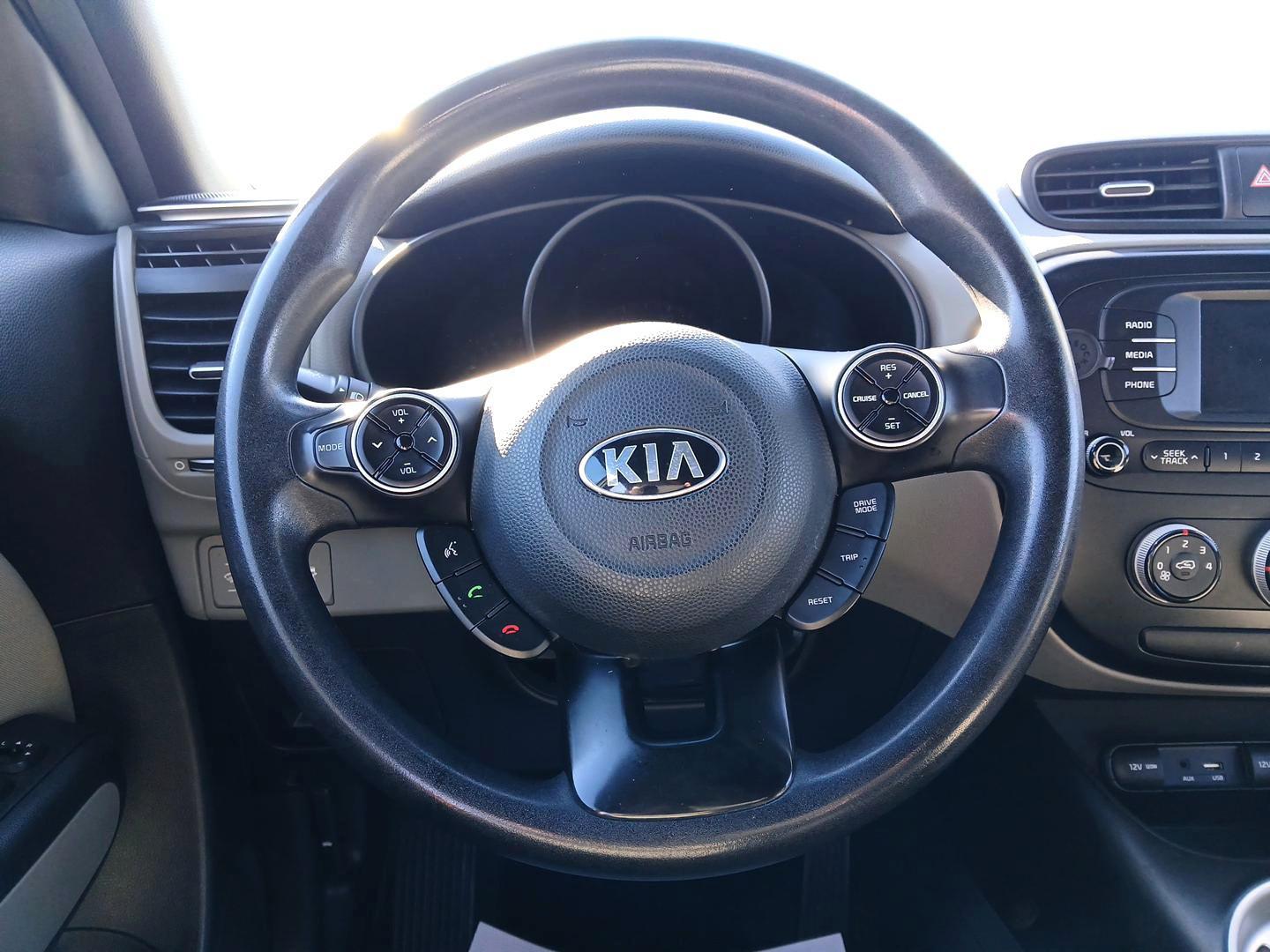 2018 Kia Soul Base 6A (KNDJN2A23J7) with an 1.6L L4 DOHC 16V engine, 6-Speed Automatic transmission, located at 401 Woodman Dr, Riverside, OH, 45431, (937) 908-9800, 39.760899, -84.123421 - Photo#13