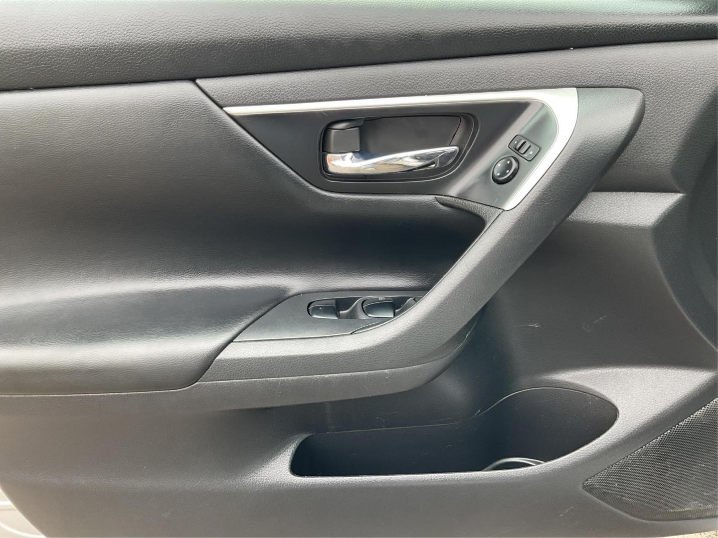 2018 Nissan Altima 2.5 SV (1N4AL3APXJC) with an 2.5L I-4 DOHC engine, located at 880 E. National Road, Vandalia, OH, 45377, (937) 908-9800, 39.891918, -84.183594 - Photo#18