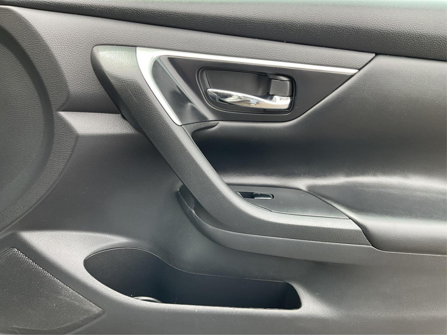 2018 Nissan Altima 2.5 SV (1N4AL3APXJC) with an 2.5L I-4 DOHC engine, located at 880 E. National Road, Vandalia, OH, 45377, (937) 908-9800, 39.891918, -84.183594 - Photo#19