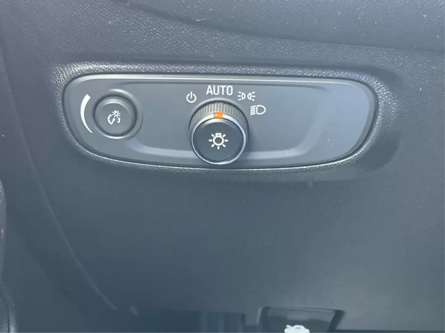 2019 Chevrolet Equinox LT (2GNAXUEV1K6) with an 1.5L I-4 gasoline direct injection engine, located at 4508 South Dixie Dr, Moraine, OH, 45439, (937) 908-9800, 39.689976, -84.218452 - Photo#16