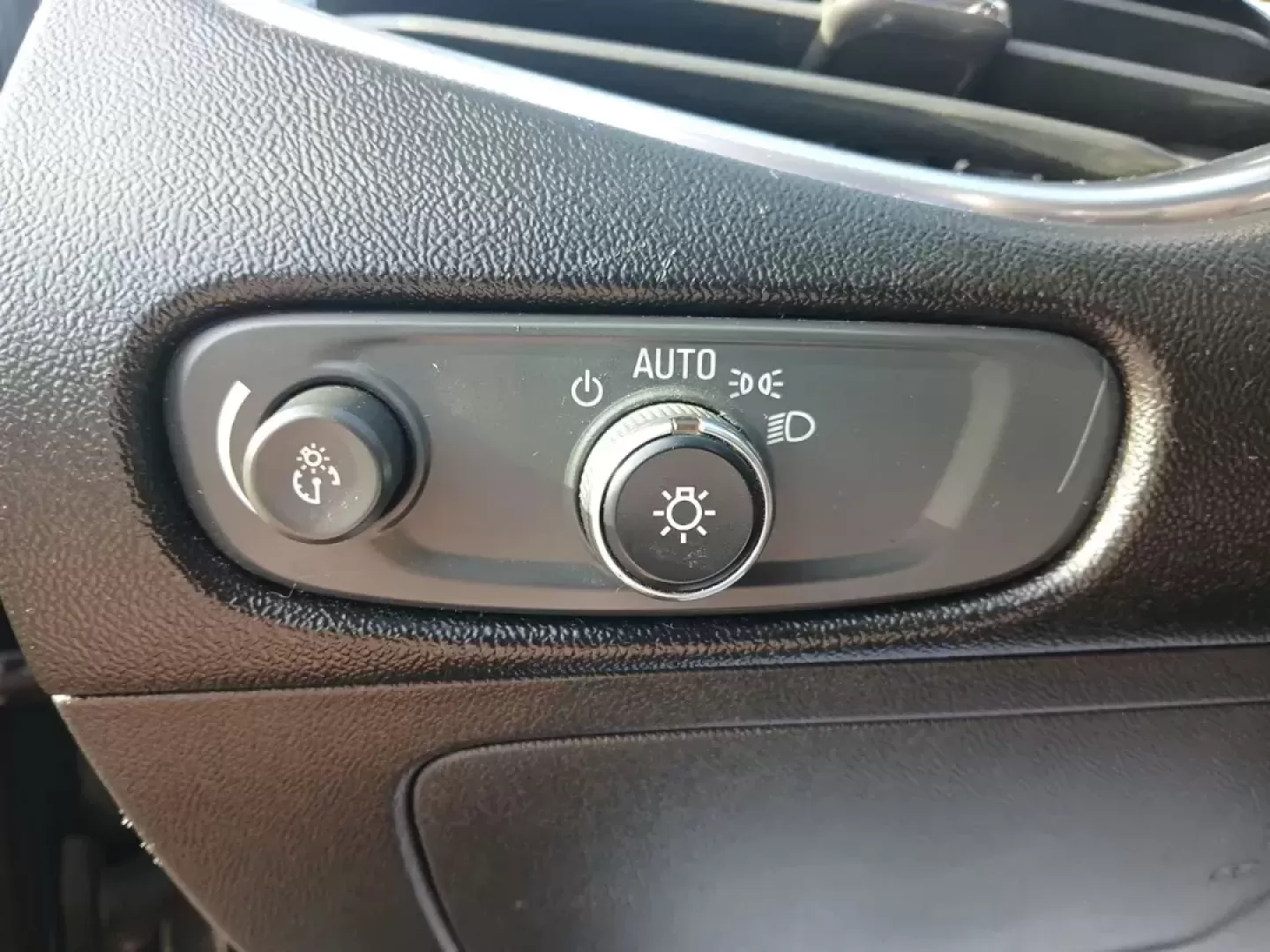 2019 Chevrolet Malibu LT (1G1ZD5ST2KF) with an 1.5L L4 DOHC 16V engine, 6-Speed Automatic transmission, located at 1099 N County Rd 25A , Troy, OH, 45373, (937) 908-9800, 40.057079, -84.212883 - Photo#17