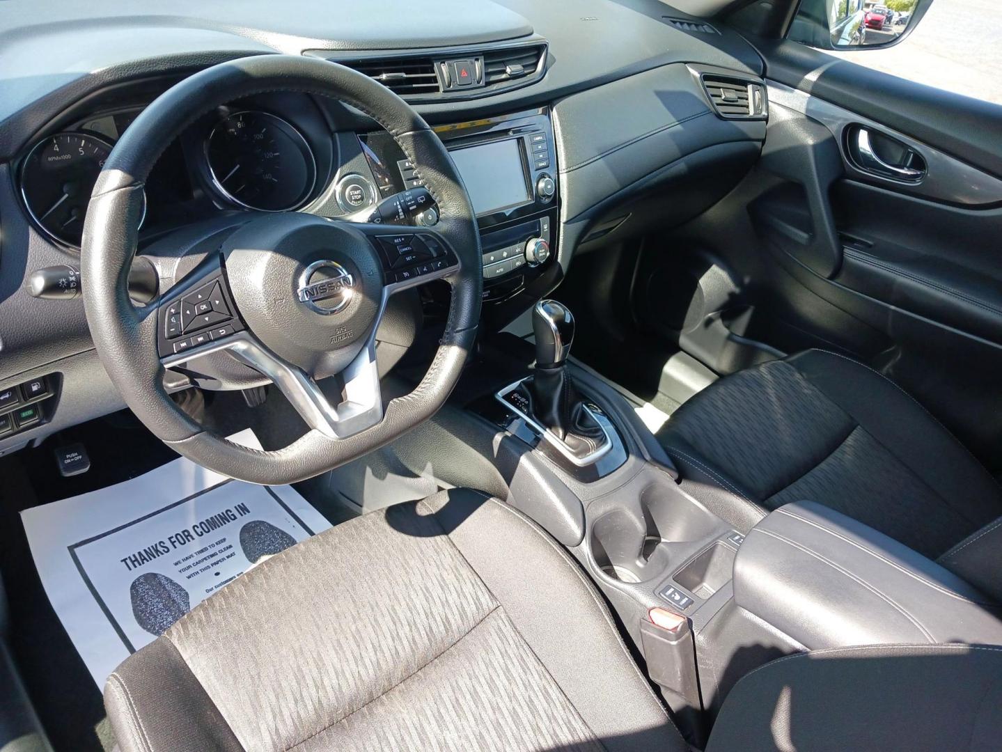 2019 Nissan Rogue SV AWD (KNMAT2MV8KP) with an 2.5L L4 DOHC 16V engine, Continuously Variable Transmission transmission, located at 1230 East Main St, Xenia, OH, 45385, (937) 908-9800, 39.688026, -83.910172 - Photo#8