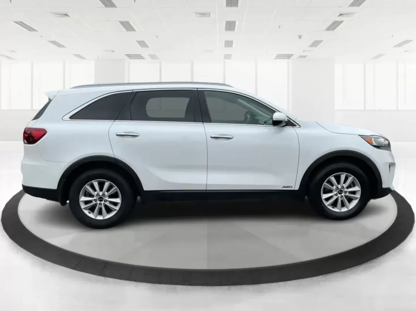 2020 Kia Sorento 2.4L LX (5XYPGDA38LG) with an 2.4L I-4 gasoline direct injection engine, located at 4508 South Dixie Dr, Moraine, OH, 45439, (937) 908-9800, 39.689976, -84.218452 - Photo#1