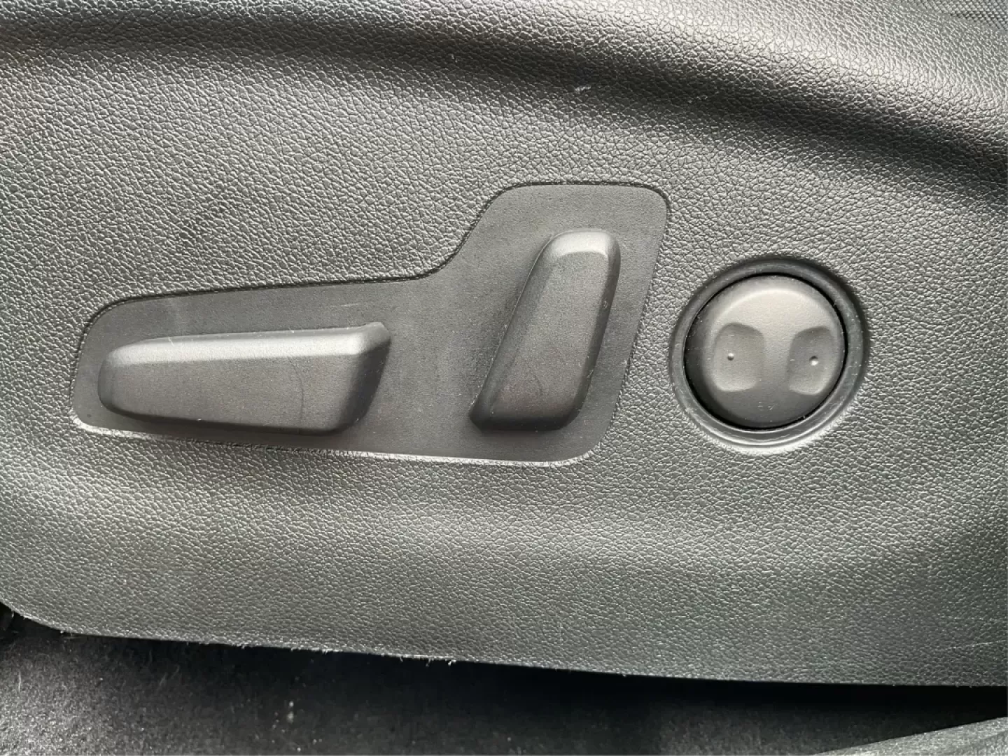 2020 Kia Sorento 2.4L LX (5XYPGDA38LG) with an 2.4L I-4 gasoline direct injection engine, located at 4508 South Dixie Dr, Moraine, OH, 45439, (937) 908-9800, 39.689976, -84.218452 - Photo#15