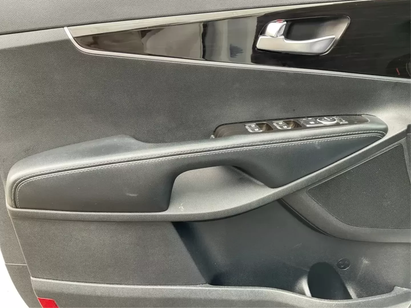 2020 Kia Sorento 2.4L LX (5XYPGDA38LG) with an 2.4L I-4 gasoline direct injection engine, located at 4508 South Dixie Dr, Moraine, OH, 45439, (937) 908-9800, 39.689976, -84.218452 - Photo#16