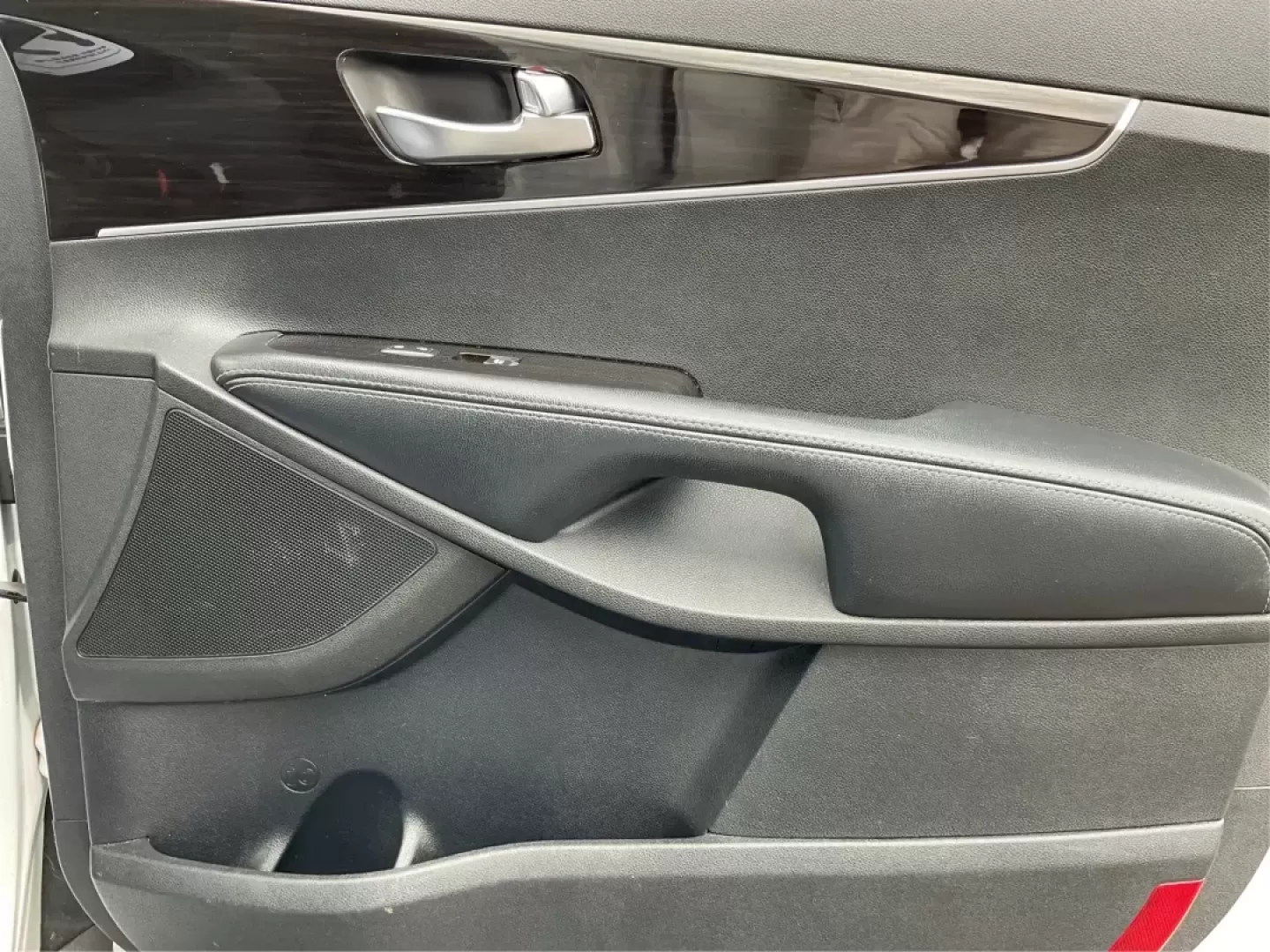 2020 Kia Sorento 2.4L LX (5XYPGDA38LG) with an 2.4L I-4 gasoline direct injection engine, located at 4508 South Dixie Dr, Moraine, OH, 45439, (937) 908-9800, 39.689976, -84.218452 - Photo#17