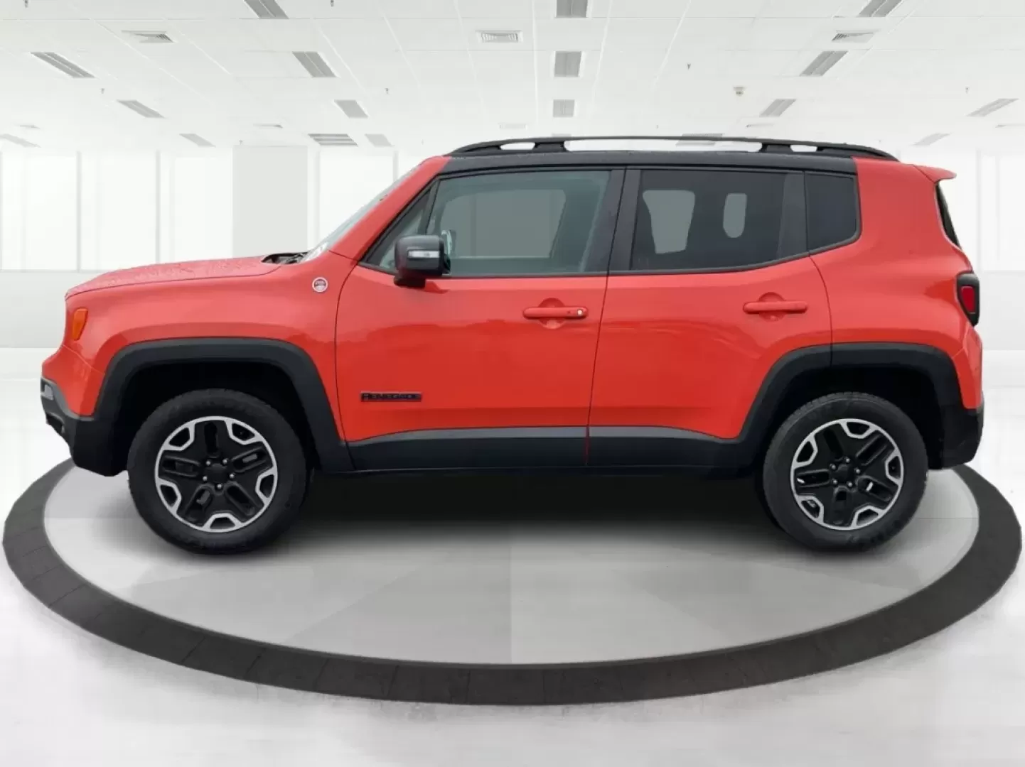 2016 Jeep Renegade Trailhawk (ZACCJBCT1GP) with an Tigershark MultiAir 2.4L I-4 variable valve contro engine, located at 4508 South Dixie Dr, Moraine, OH, 45439, (937) 908-9800, 39.689976, -84.218452 - Embrace adventure and elevate your daily routine with this 2016 Jeep Renegade Trailhawk, a versatile Crossover designed for both urban commuting and weekend escapades. Ideal for budget-conscious buyers, this vehicle combines rugged capability with modern technology, making it perfect for growing fam - Photo#5
