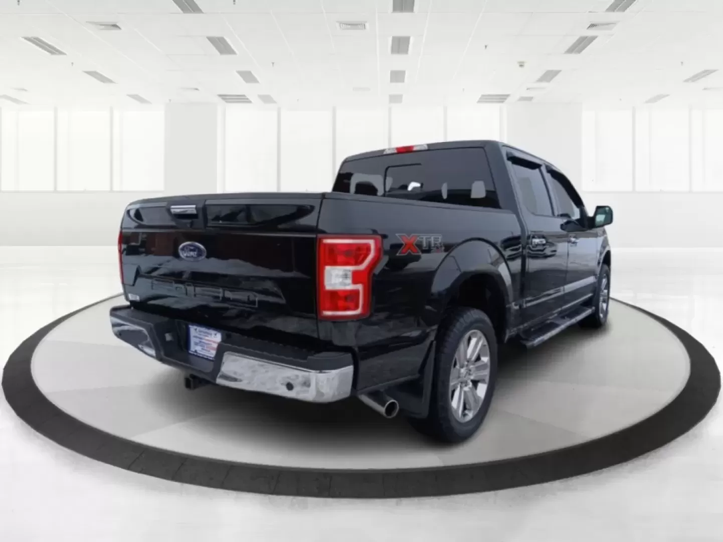 2018 Ford F-150 XLT SuperCrew 5.5-ft. Bed 4WD (1FTEW1E52JF) with an 5.0L V8 OHV 32V engine, 6-Speed Automatic transmission, located at 4508 South Dixie Dr, Moraine, OH, 45439, (937) 908-9800, 39.689976, -84.218452 - Are you ready to elevate your daily commute or weekend adventures? Look no further than this striking 2018 Ford F-150 XLT SuperCrew located at Advantage Car and Credit in Fairborn, OH. Whether you're carting the kids to practice, hauling materials for your next DIY project, or exploring the great ou - Photo#2
