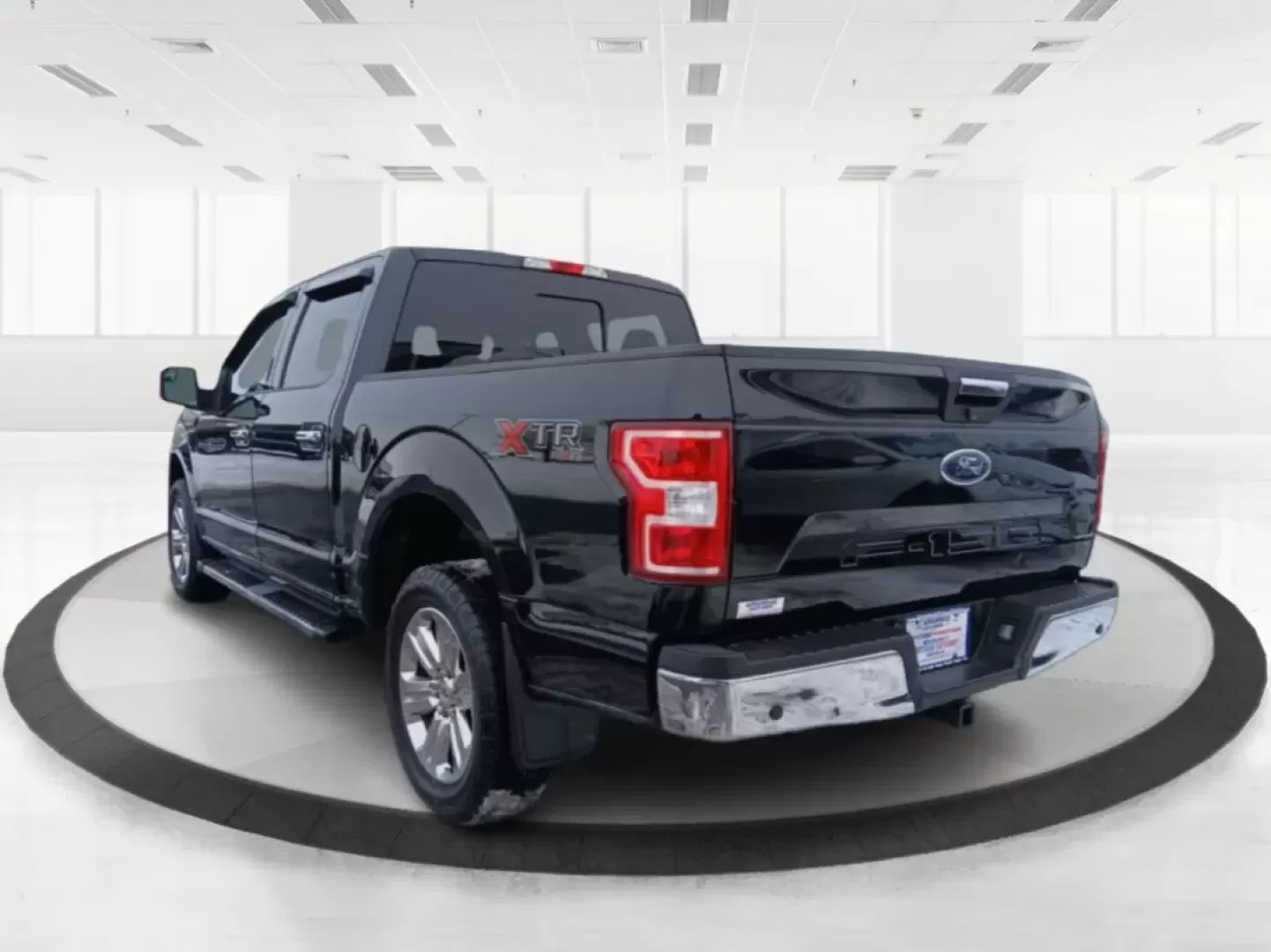 2018 Ford F-150 XLT SuperCrew 5.5-ft. Bed 4WD (1FTEW1E52JF) with an 5.0L V8 OHV 32V engine, 6-Speed Automatic transmission, located at 4508 South Dixie Dr, Moraine, OH, 45439, (937) 908-9800, 39.689976, -84.218452 - Are you ready to elevate your daily commute or weekend adventures? Look no further than this striking 2018 Ford F-150 XLT SuperCrew located at Advantage Car and Credit in Fairborn, OH. Whether you're carting the kids to practice, hauling materials for your next DIY project, or exploring the great ou - Photo#4