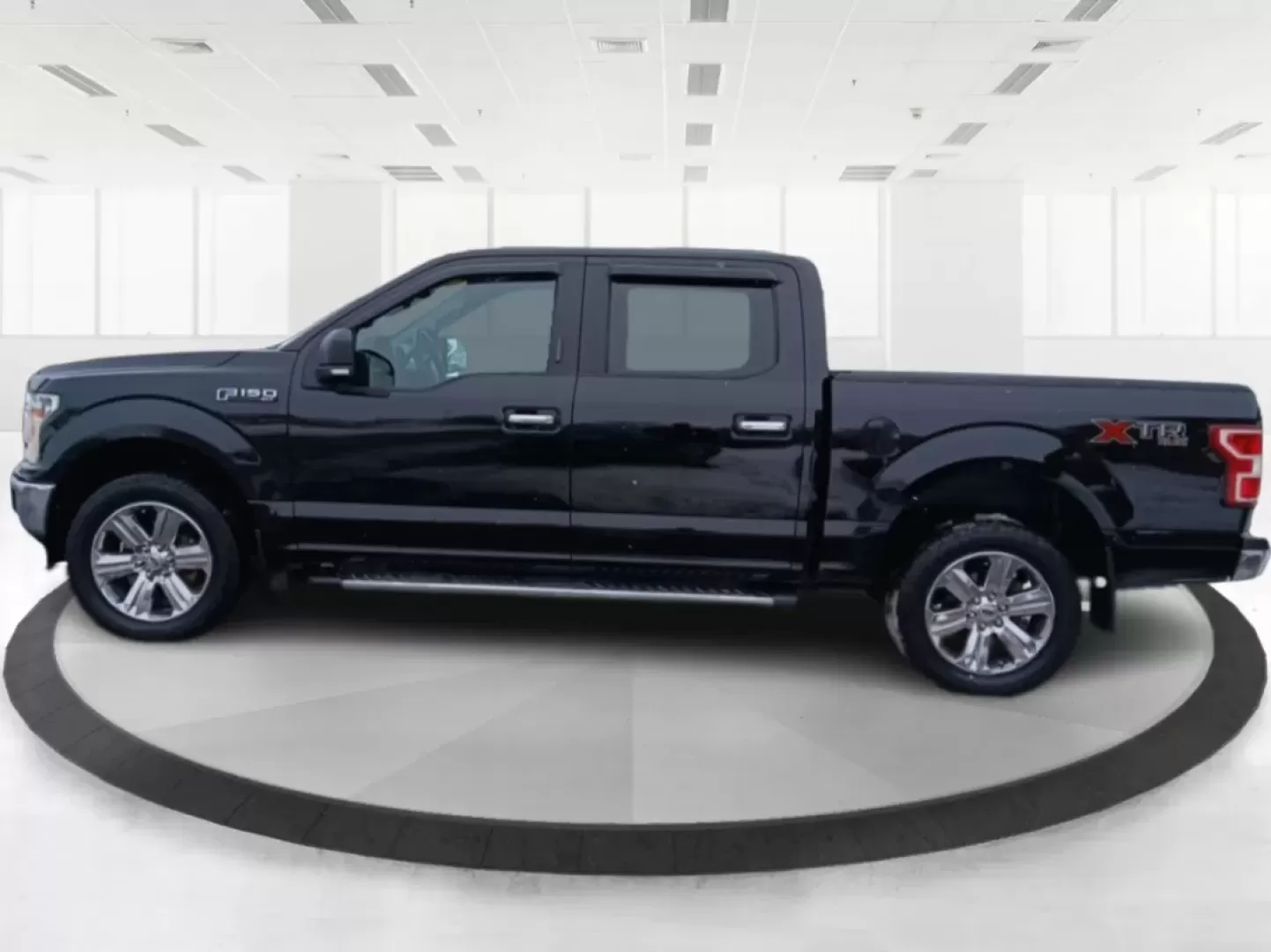 2018 Ford F-150 XLT SuperCrew 5.5-ft. Bed 4WD (1FTEW1E52JF) with an 5.0L V8 OHV 32V engine, 6-Speed Automatic transmission, located at 4508 South Dixie Dr, Moraine, OH, 45439, (937) 908-9800, 39.689976, -84.218452 - Are you ready to elevate your daily commute or weekend adventures? Look no further than this striking 2018 Ford F-150 XLT SuperCrew located at Advantage Car and Credit in Fairborn, OH. Whether you're carting the kids to practice, hauling materials for your next DIY project, or exploring the great ou - Photo#5