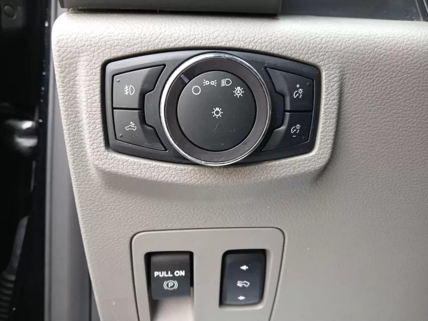 2018 Ford F-150 XLT SuperCrew 5.5-ft. Bed 4WD (1FTEW1E52JF) with an 5.0L V8 OHV 32V engine, 6-Speed Automatic transmission, located at 4508 South Dixie Dr, Moraine, OH, 45439, (937) 908-9800, 39.689976, -84.218452 - Are you ready to elevate your daily commute or weekend adventures? Look no further than this striking 2018 Ford F-150 XLT SuperCrew located at Advantage Car and Credit in Fairborn, OH. Whether you're carting the kids to practice, hauling materials for your next DIY project, or exploring the great ou - Photo#16