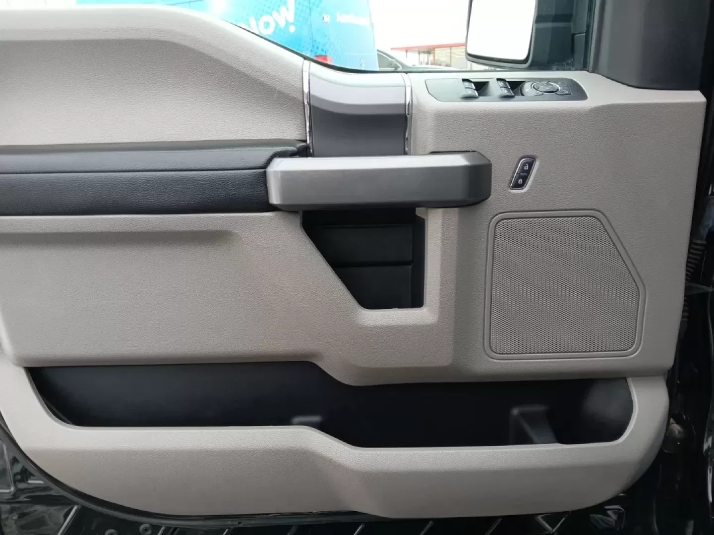 2018 Ford F-150 XLT SuperCrew 5.5-ft. Bed 4WD (1FTEW1E52JF) with an 5.0L V8 OHV 32V engine, 6-Speed Automatic transmission, located at 4508 South Dixie Dr, Moraine, OH, 45439, (937) 908-9800, 39.689976, -84.218452 - Are you ready to elevate your daily commute or weekend adventures? Look no further than this striking 2018 Ford F-150 XLT SuperCrew located at Advantage Car and Credit in Fairborn, OH. Whether you're carting the kids to practice, hauling materials for your next DIY project, or exploring the great ou - Photo#18