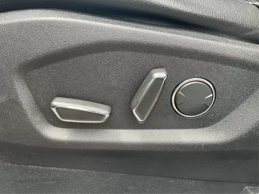 2016 Ford Edge SEL (2FMPK3J91GB) with an 3.5L V-6 DOHC engine, located at 4508 South Dixie Dr, Moraine, OH, 45439, (937) 908-9800, 39.689976, -84.218452 - **Experience the Road Ahead with the 2016 Ford Edge SEL - Your Adventure Awaits!**<br /> <br /> Are you ready for your next road trip or family outing? The 2016 Ford Edge SEL is not just a car; it's a versatile SUV that caters to your lifestyle needs, making it the perfect companion for growing fami - Photo#18