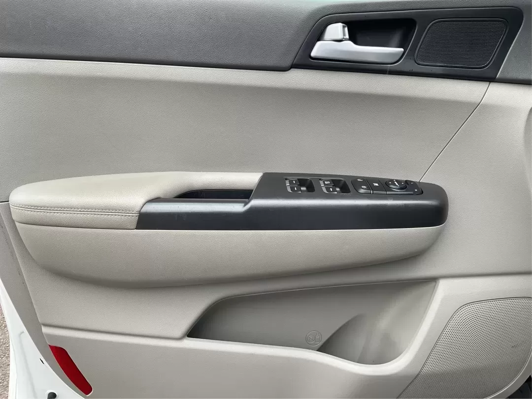 2018 Kia Sportage LX (KNDPMCACXJ7) with an Theta II 2.4L I-4 gasoline direct injection engine, located at 1230 East Main St, Xenia, OH, 45385, (937) 908-9800, 39.688026, -83.910172 - **Discover Your Next Adventure with the 2018 Kia Sportage LX at Advantage Car and Credit!**<br /> <br /> Are you searching for the perfect vehicle that can seamlessly transition from daily commutes to weekend getaways? Look no further than this stunning 2018 Kia Sportage LX, available now at Advanta - Photo#17