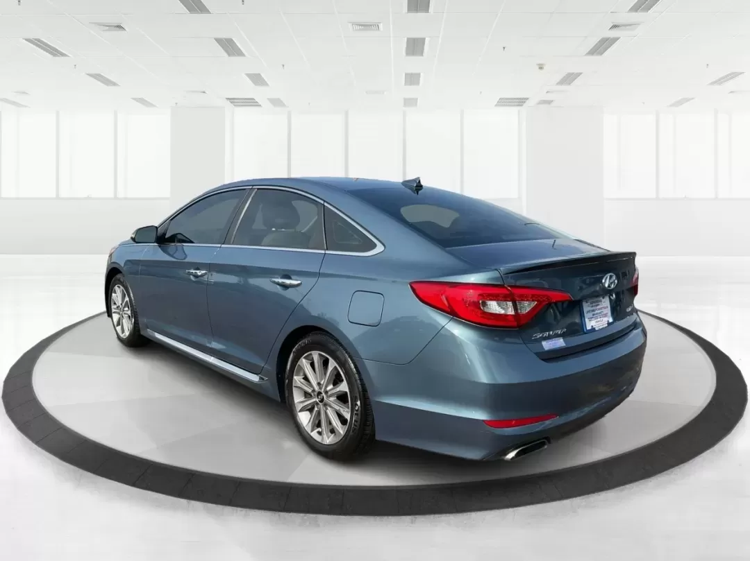2017 Hyundai Sonata Limited (5NPE34AF4HH) with an 2.4L I-4 gasoline direct injection engine, located at 1230 East Main St, Xenia, OH, 45385, (937) 908-9800, 39.688026, -83.910172 - Are you ready to elevate your daily drive into an adventure? Meet the 2017 Hyundai Sonata Limited, a perfect companion for anyone looking to combine style, comfort, and reliability. Whether you're commuting to work, shuttling the kids to school, or heading out for a weekend getaway, this sedan offer - Photo#4