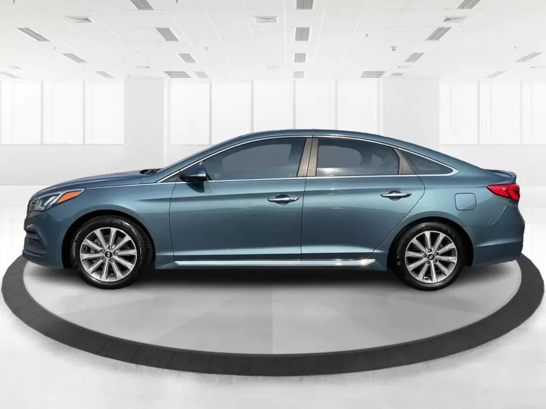 2017 Hyundai Sonata Limited (5NPE34AF4HH) with an 2.4L I-4 gasoline direct injection engine, located at 1230 East Main St, Xenia, OH, 45385, (937) 908-9800, 39.688026, -83.910172 - Are you ready to elevate your daily drive into an adventure? Meet the 2017 Hyundai Sonata Limited, a perfect companion for anyone looking to combine style, comfort, and reliability. Whether you're commuting to work, shuttling the kids to school, or heading out for a weekend getaway, this sedan offer - Photo#5