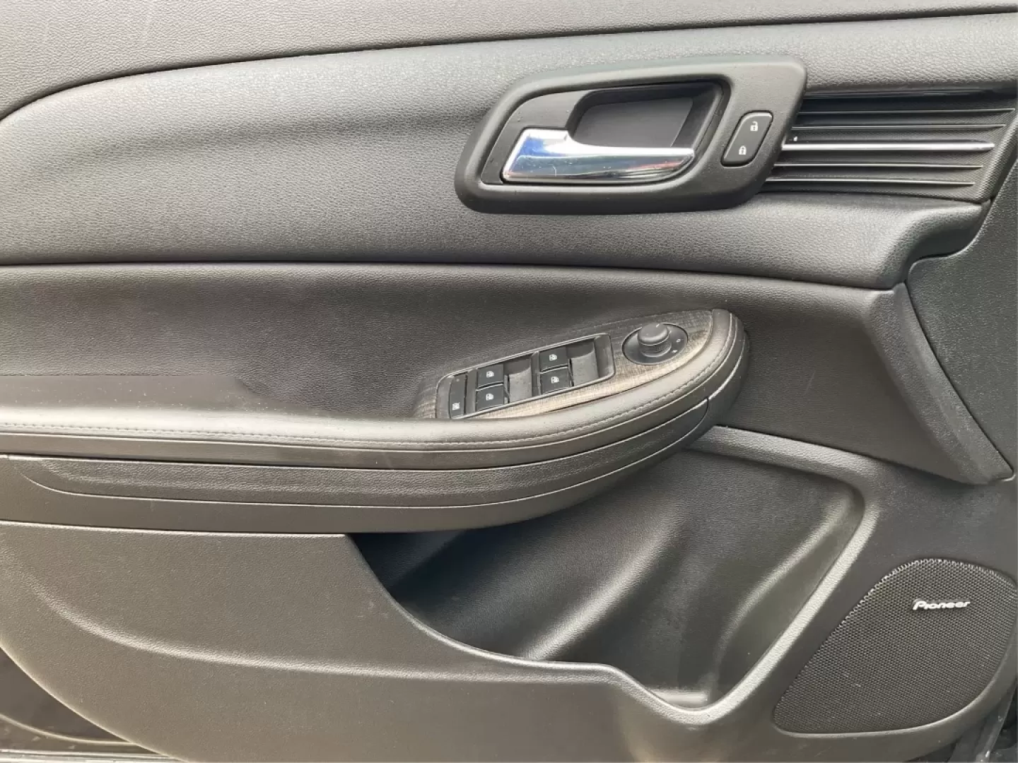 2015 Chevrolet Malibu 2LT (1G11D5SL9FF) with an ECOTEC 2.5L I-4 gasoline direct injection engine, located at 1099 N County Rd 25A , Troy, OH, 45373, (937) 908-9800, 40.057079, -84.212883 - Discover the perfect blend of style, performance, and affordability with the 2015 Chevrolet Malibu 2LT, available now at Advantage Car and Credit in Fairborn, OH. Whether you're commuting to work, ferrying the kids to school, or planning weekend getaways, this reliable sedan is designed to enhance y - Photo#19