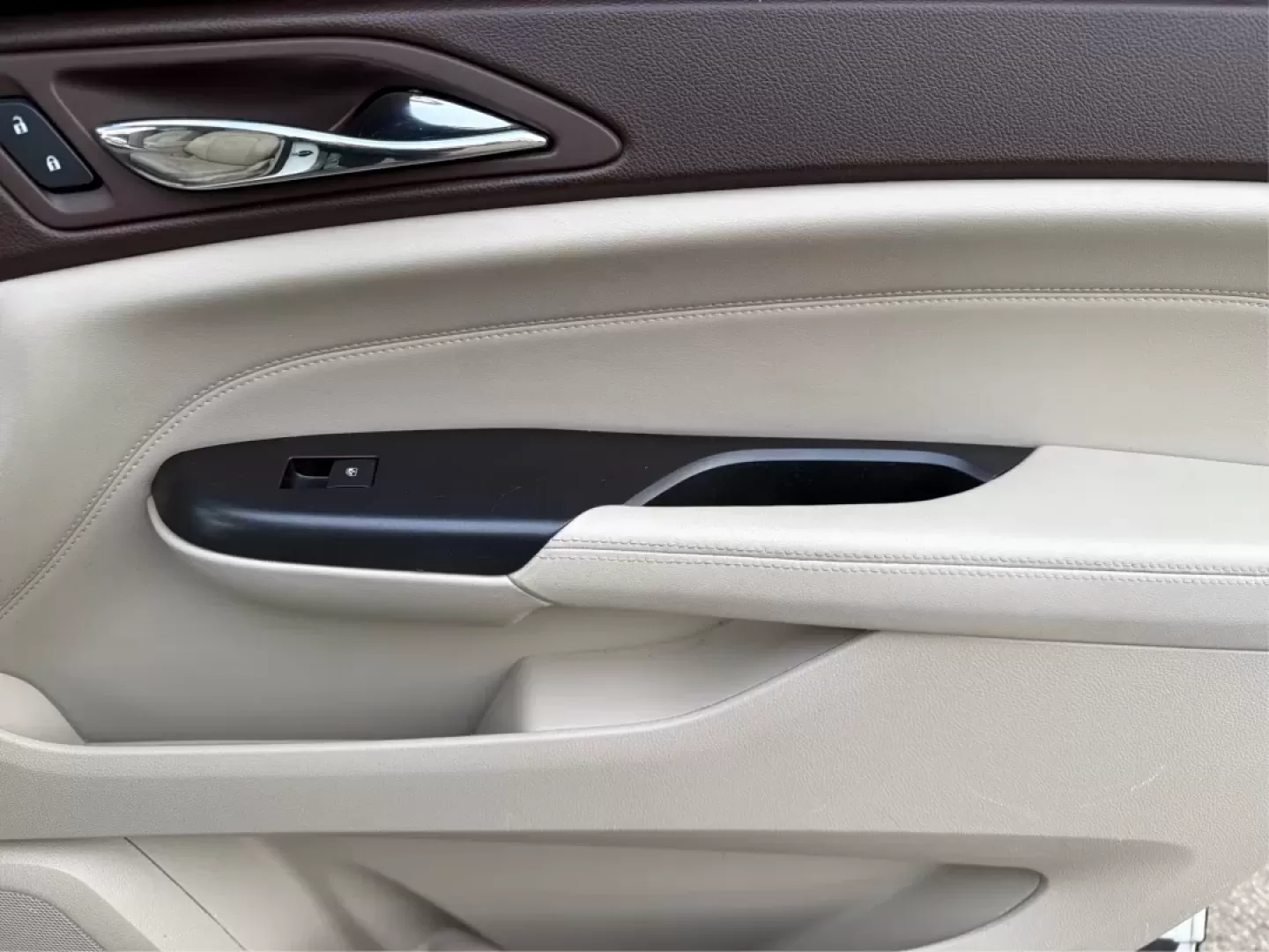 2013 White Cadillac SRX Luxury Collection (3GYFNCE32DS) with an 3.6L V6 DOHC 24V FFV engine, 6-Speed Automatic transmission, located at 401 Woodman Dr, Riverside, OH, 45431, (937) 908-9800, 39.760899, -84.123421 - ### Elevate Your Everyday with the 2013 Cadillac SRX Luxury Collection <br /> <br /> Are you searching for the perfect vehicle to enhance your family's lifestyle or your daily commute? Look no further than the stunning 2013 Cadillac SRX Luxury Collection, available now at Advantage Car and Credit in - Photo#19