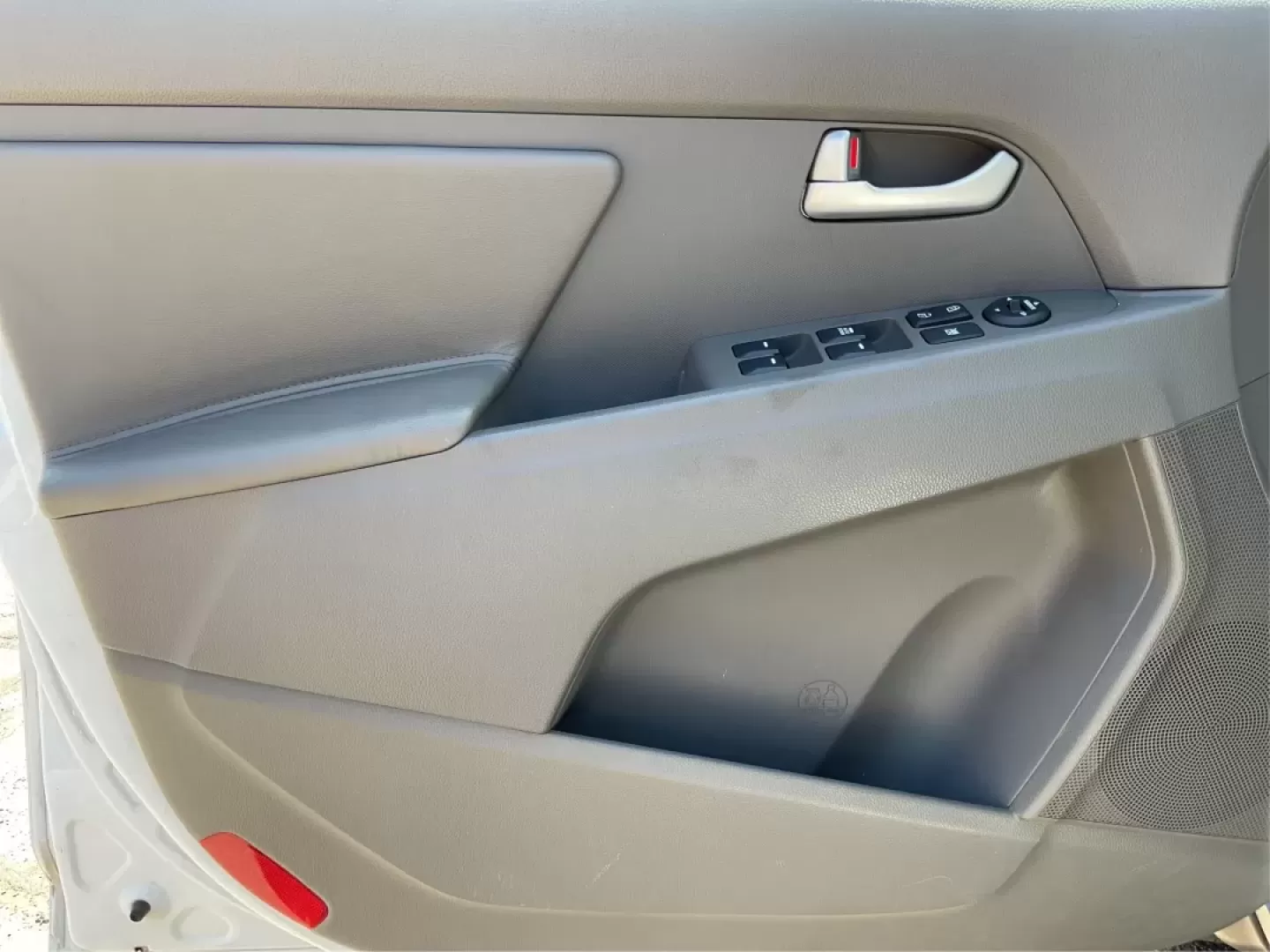 2015 Kia Sportage LX (KNDPBCAC7F7) with an Other engine, located at 1230 East Main St, Xenia, OH, 45385, (937) 908-9800, 39.688026, -83.910172 - **Explore the Open Road with the 2015 Kia Sportage LX Perfect for Your Next Adventure!**<br /> <br /> Imagine hitting the open road with your loved ones, whether it's a weekend getaway or a daily commute. The 2015 Kia Sportage LX, available at Advantage Car and Credit in Fairborn, OH, is the ideal - Photo#17