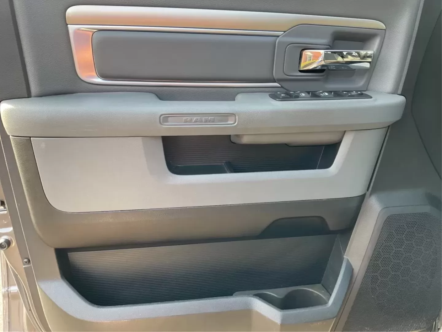 2015 Gray Ram 1500 SLT Quad Cab 4WD (1C6RR7GT3FS) with an 5.7L V8 OHV 16V engine, 8-Speed Automatic transmission, located at 1099 N County Rd 25A , Troy, OH, 45373, (937) 908-9800, 40.057079, -84.212883 - **Experience Adventure and Utility with this 2015 Ram 1500 SLT Quad Cab!**<br /> <br /> Are you ready to elevate your weekend adventures while ensuring your daily commute remains smooth and comfortable? Look no further than this robust 2015 Ram 1500 SLT Quad Cab, now available at Advantage Car and C - Photo#18