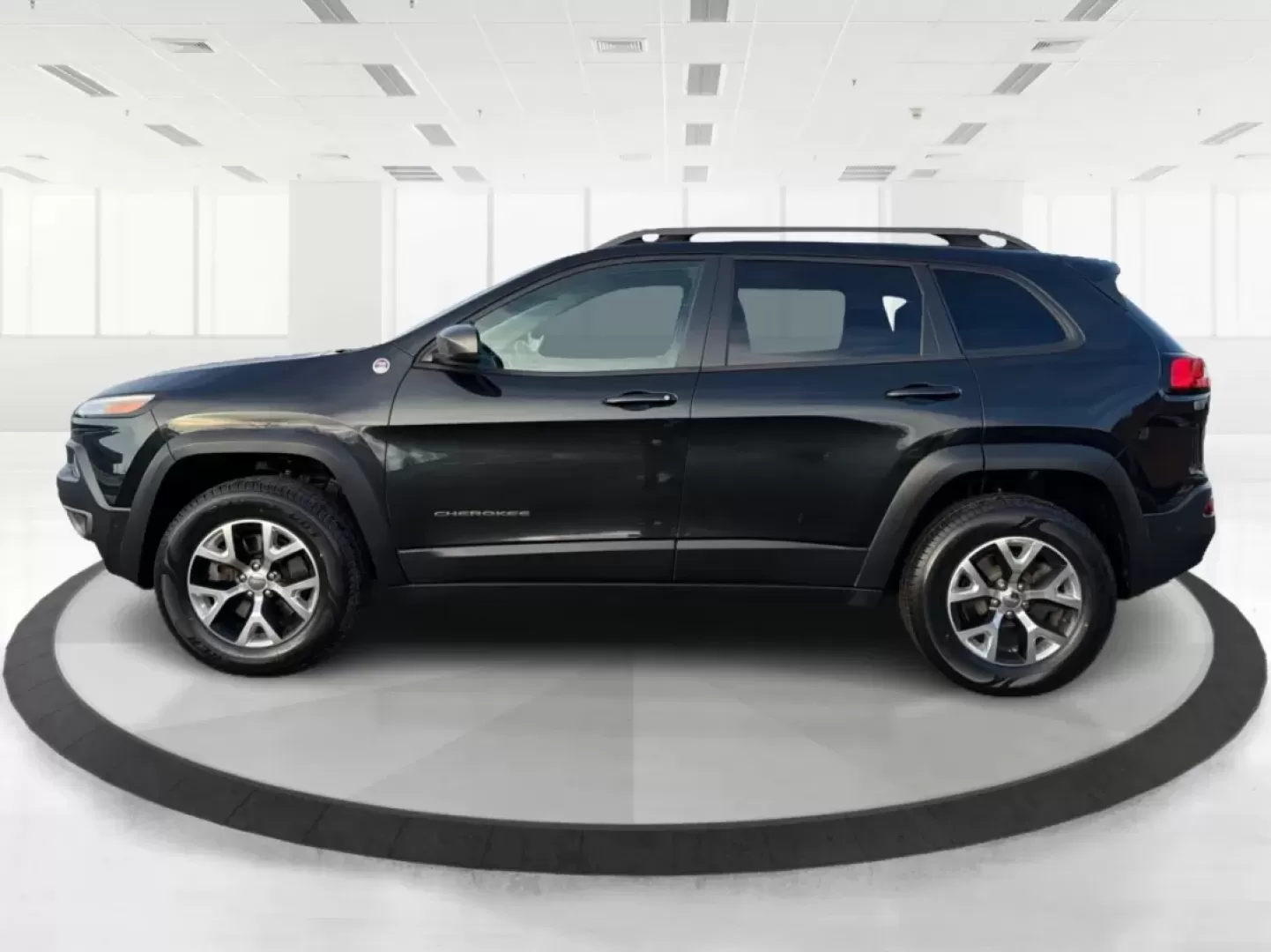 2014 Brilliant Black Crystal P Jeep Cherokee Trailhawk 4WD (1C4PJMBS4EW) with an 3.2L V6 DOHC 24V engine, 9-Speed Automatic transmission, located at 4508 South Dixie Dr, Moraine, OH, 45439, (937) 908-9800, 39.689976, -84.218452 - **Explore New Horizons with the 2014 Jeep Cherokee Trailhawk Your Adventure Awaits!**<br /> <br /> Looking for a vehicle that can keep up with your adventurous spirit while still being suitable for everyday life? Look no further than the 2014 Jeep Cherokee Trailhawk! This capable crossover SUV is p - Photo#5