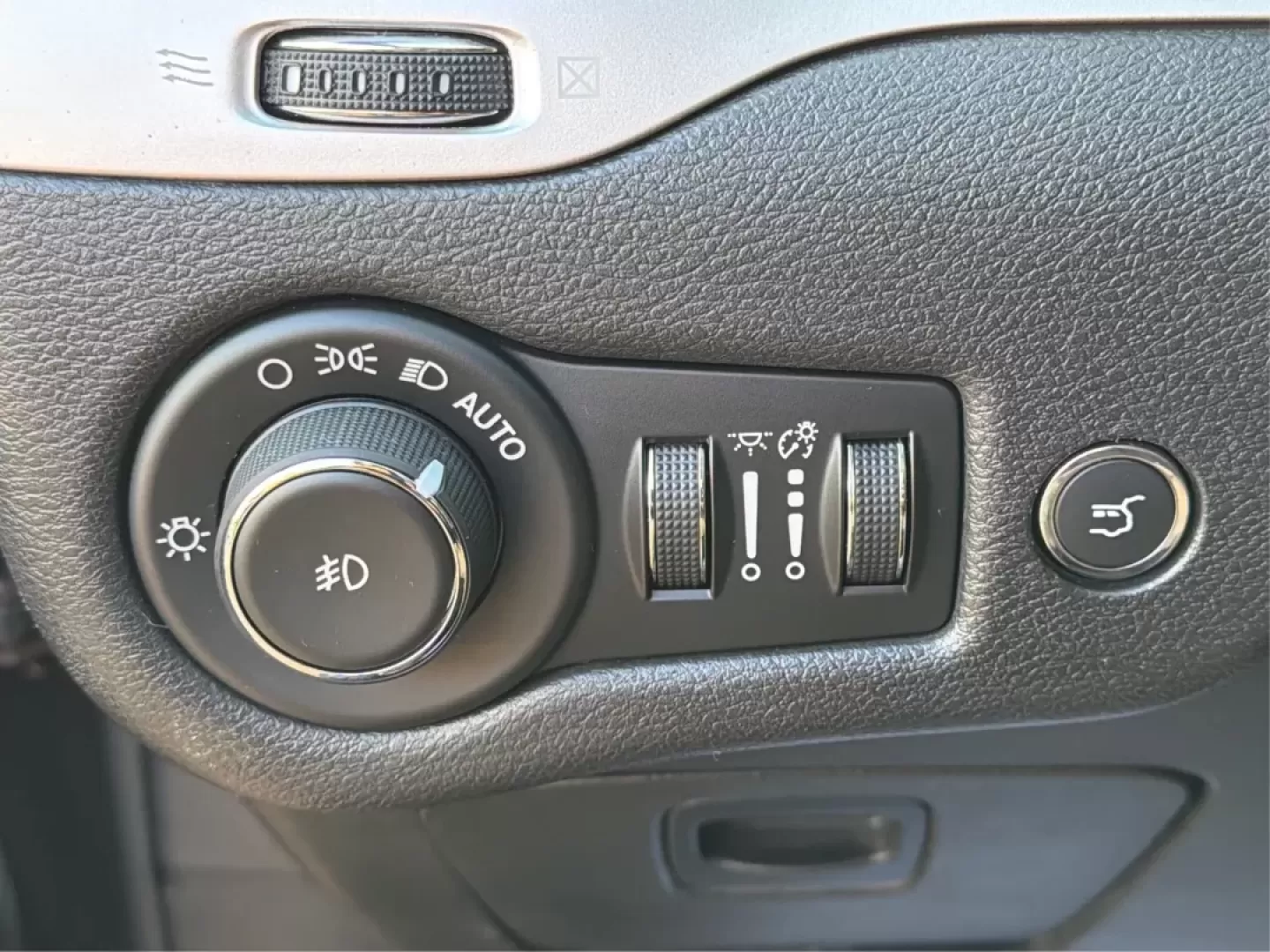 2014 Brilliant Black Crystal P Jeep Cherokee Trailhawk 4WD (1C4PJMBS4EW) with an 3.2L V6 DOHC 24V engine, 9-Speed Automatic transmission, located at 4508 South Dixie Dr, Moraine, OH, 45439, (937) 908-9800, 39.689976, -84.218452 - **Explore New Horizons with the 2014 Jeep Cherokee Trailhawk Your Adventure Awaits!**<br /> <br /> Looking for a vehicle that can keep up with your adventurous spirit while still being suitable for everyday life? Look no further than the 2014 Jeep Cherokee Trailhawk! This capable crossover SUV is p - Photo#17