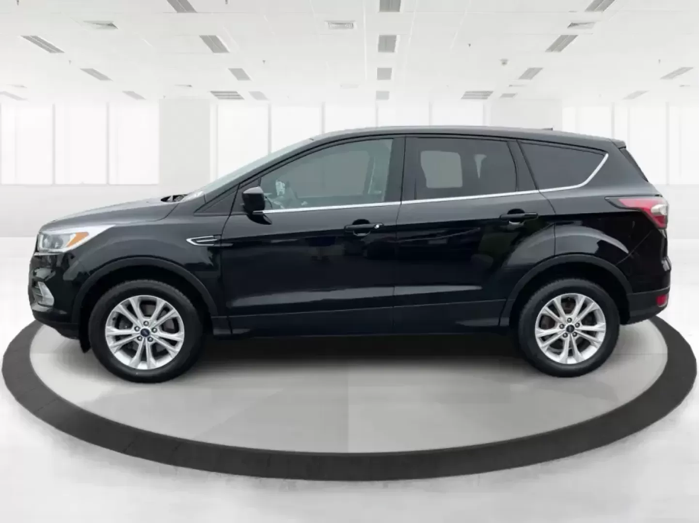 2017 Ford Escape SE (1FMCU9GD0HU) with an 1.5L L4 DOHC 16V engine, 6A transmission, located at 1230 East Main St, Xenia, OH, 45385, (937) 908-9800, 39.688026, -83.910172 - **Explore New Adventures with the 2017 Ford Escape SE - Your Perfect Companion for Every Journey!**<br /> <br /> Imagine embarking on spontaneous weekend getaways or daily commutes with absolute confidence and comfort. The 2017 Ford Escape SE, now available at Advantage Car and Credit in Fairborn, O - Photo#5