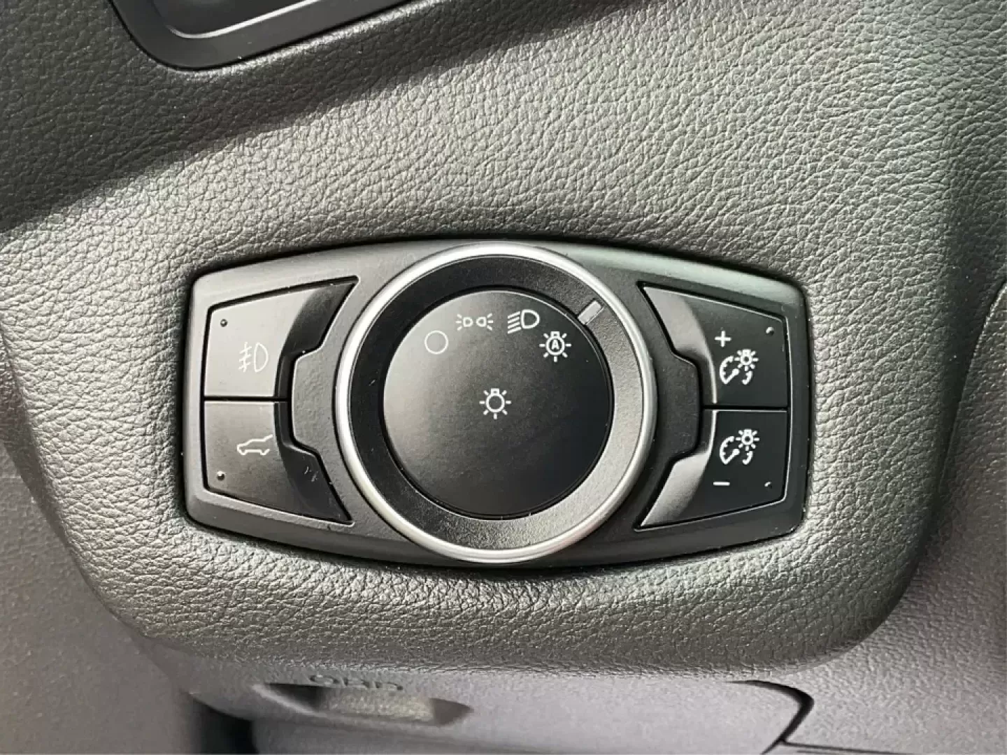 2017 Ford Escape SE (1FMCU9GD0HU) with an 1.5L L4 DOHC 16V engine, 6A transmission, located at 1230 East Main St, Xenia, OH, 45385, (937) 908-9800, 39.688026, -83.910172 - **Explore New Adventures with the 2017 Ford Escape SE - Your Perfect Companion for Every Journey!**<br /> <br /> Imagine embarking on spontaneous weekend getaways or daily commutes with absolute confidence and comfort. The 2017 Ford Escape SE, now available at Advantage Car and Credit in Fairborn, O - Photo#17