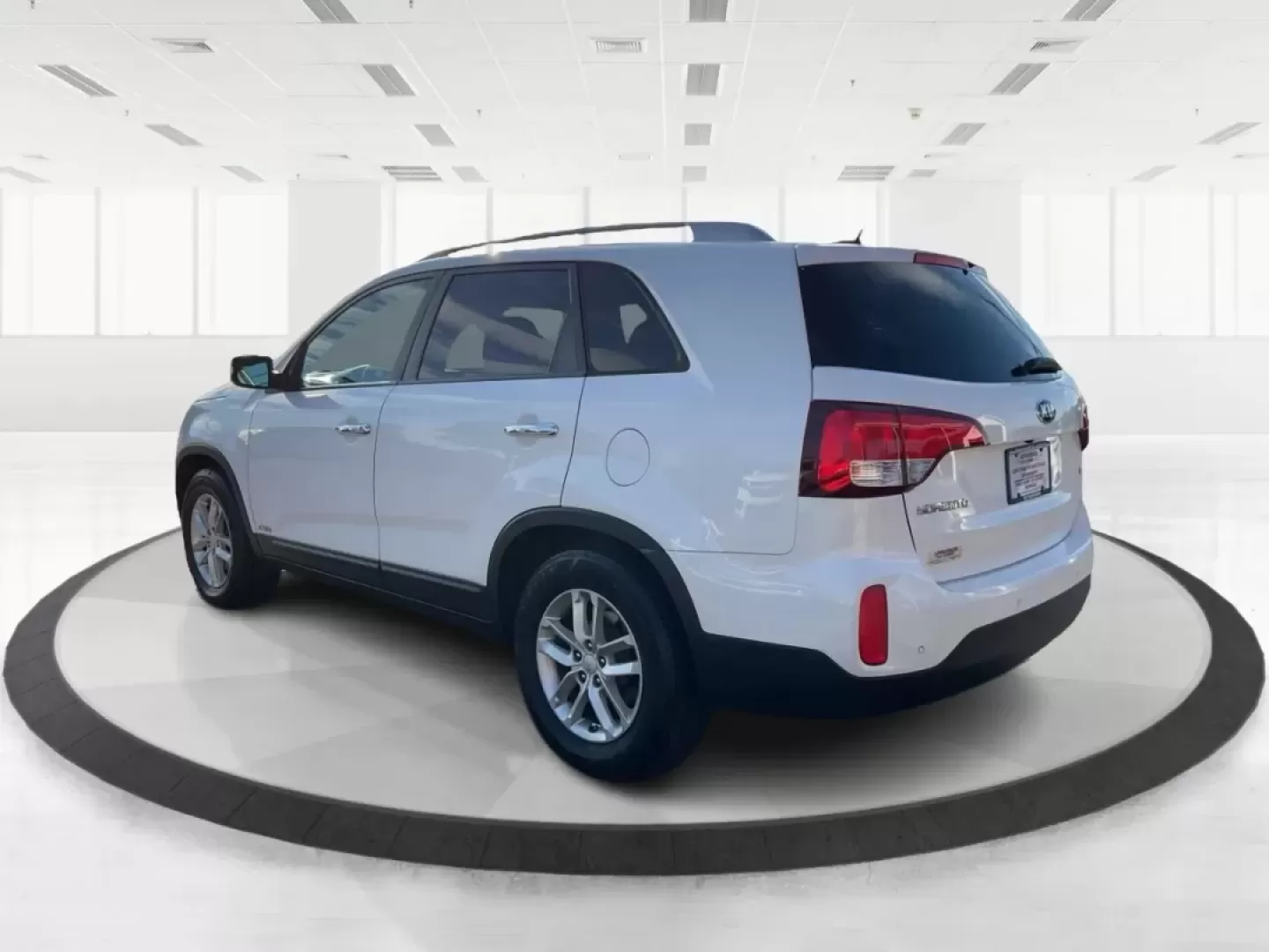 2015 Kia Sorento LX AWD (5XYKTDA64FG) with an 2.4L L4 DOHC 16V engine, 6-Speed Automatic transmission, located at 401 Woodman Dr, Riverside, OH, 45431, (937) 908-9800, 39.760899, -84.123421 - Are you ready for your next adventure? Whether it's a weekend getaway or the daily commute, the 2015 Kia Sorento LX AWD offers the perfect blend of comfort, versatility, and style. This spacious and well-equipped SUV is ideal for growing families, outdoor enthusiasts, or anyone seeking a reliable ve - Photo#3