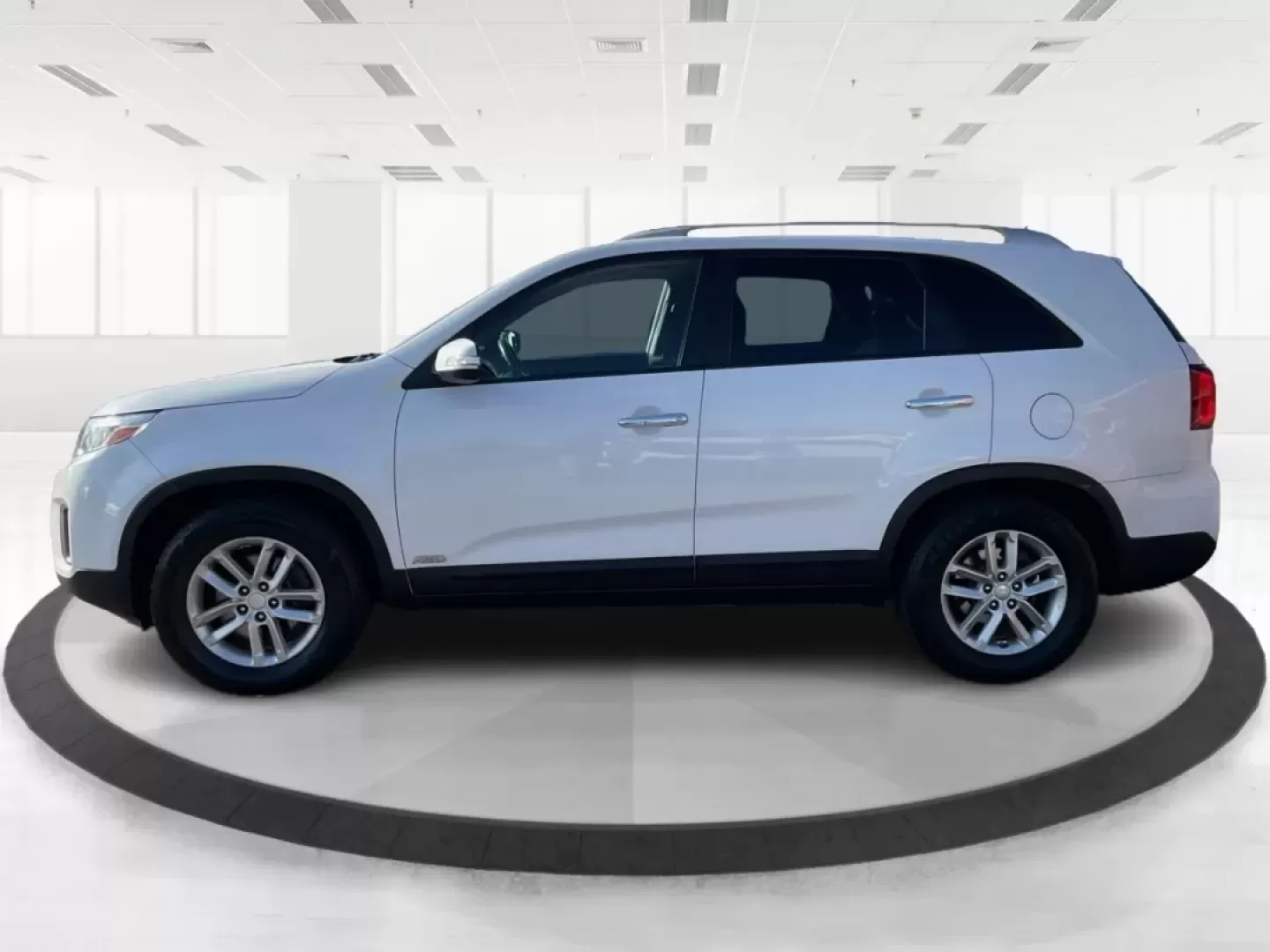 2015 Kia Sorento LX AWD (5XYKTDA64FG) with an 2.4L L4 DOHC 16V engine, 6-Speed Automatic transmission, located at 401 Woodman Dr, Riverside, OH, 45431, (937) 908-9800, 39.760899, -84.123421 - Are you ready for your next adventure? Whether it's a weekend getaway or the daily commute, the 2015 Kia Sorento LX AWD offers the perfect blend of comfort, versatility, and style. This spacious and well-equipped SUV is ideal for growing families, outdoor enthusiasts, or anyone seeking a reliable ve - Photo#4