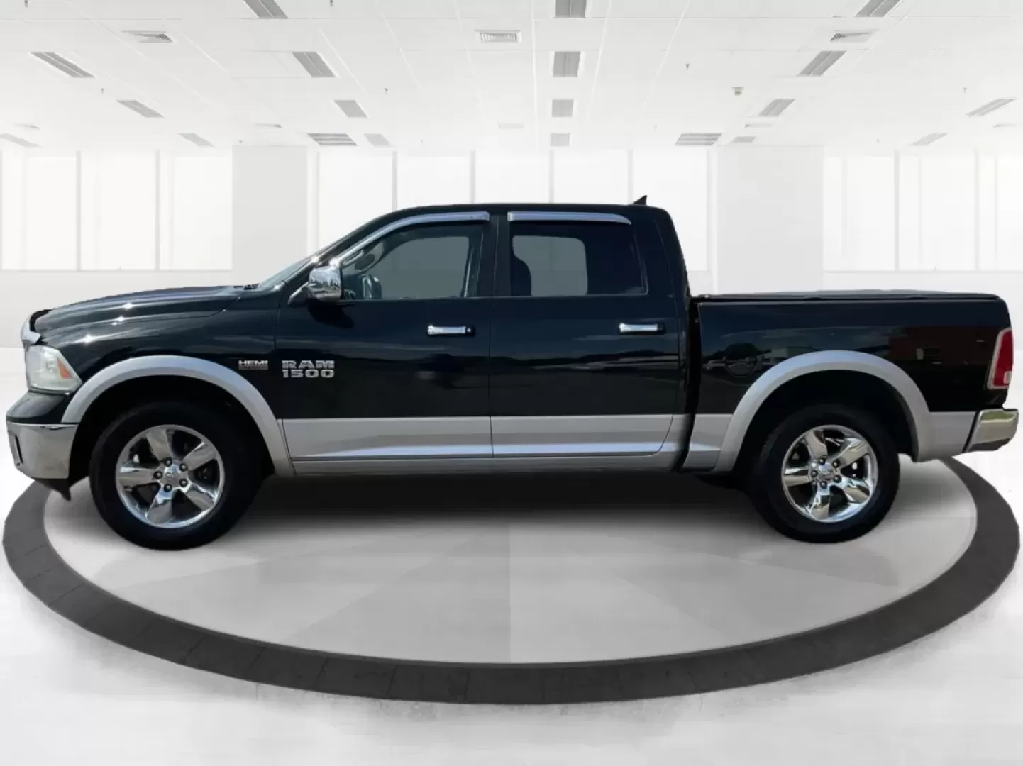 2015 Ram 1500 Laramie Crew Cab SWB 4WD (1C6RR7NT7FS) with an 5.7L V8 OHV 16V engine, 8-Speed Automatic transmission, located at 1230 East Main St, Xenia, OH, 45385, (937) 908-9800, 39.688026, -83.910172 - 2015 Ram 1500 Laramie Crew Cab SWB 4WD - Photo#5