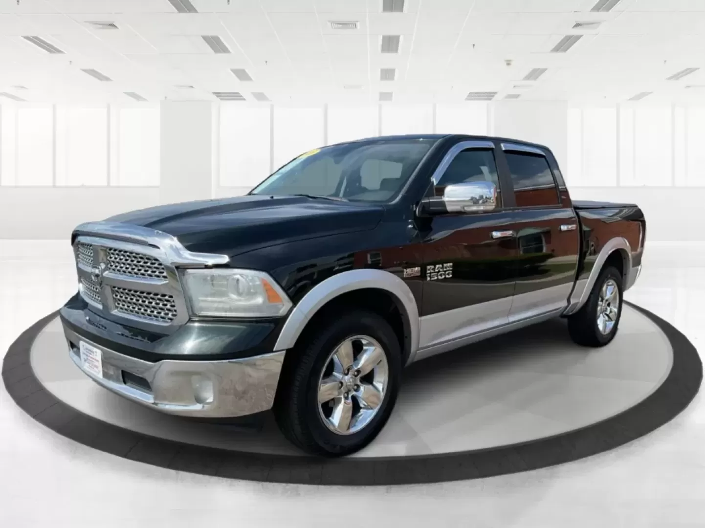 2015 Ram 1500 Laramie Crew Cab SWB 4WD (1C6RR7NT7FS) with an 5.7L V8 OHV 16V engine, 8-Speed Automatic transmission, located at 1230 East Main St, Xenia, OH, 45385, (937) 908-9800, 39.688026, -83.910172 - 2015 Ram 1500 Laramie Crew Cab SWB 4WD - Photo#8