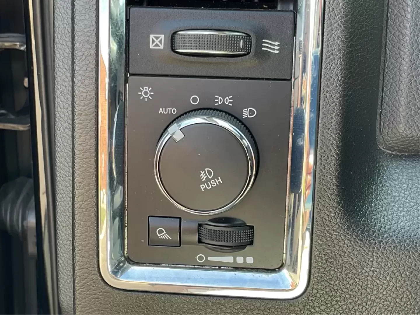 2015 Ram 1500 Laramie Crew Cab SWB 4WD (1C6RR7NT7FS) with an 5.7L V8 OHV 16V engine, 8-Speed Automatic transmission, located at 1230 East Main St, Xenia, OH, 45385, (937) 908-9800, 39.688026, -83.910172 - 2015 Ram 1500 Laramie Crew Cab SWB 4WD - Photo#17