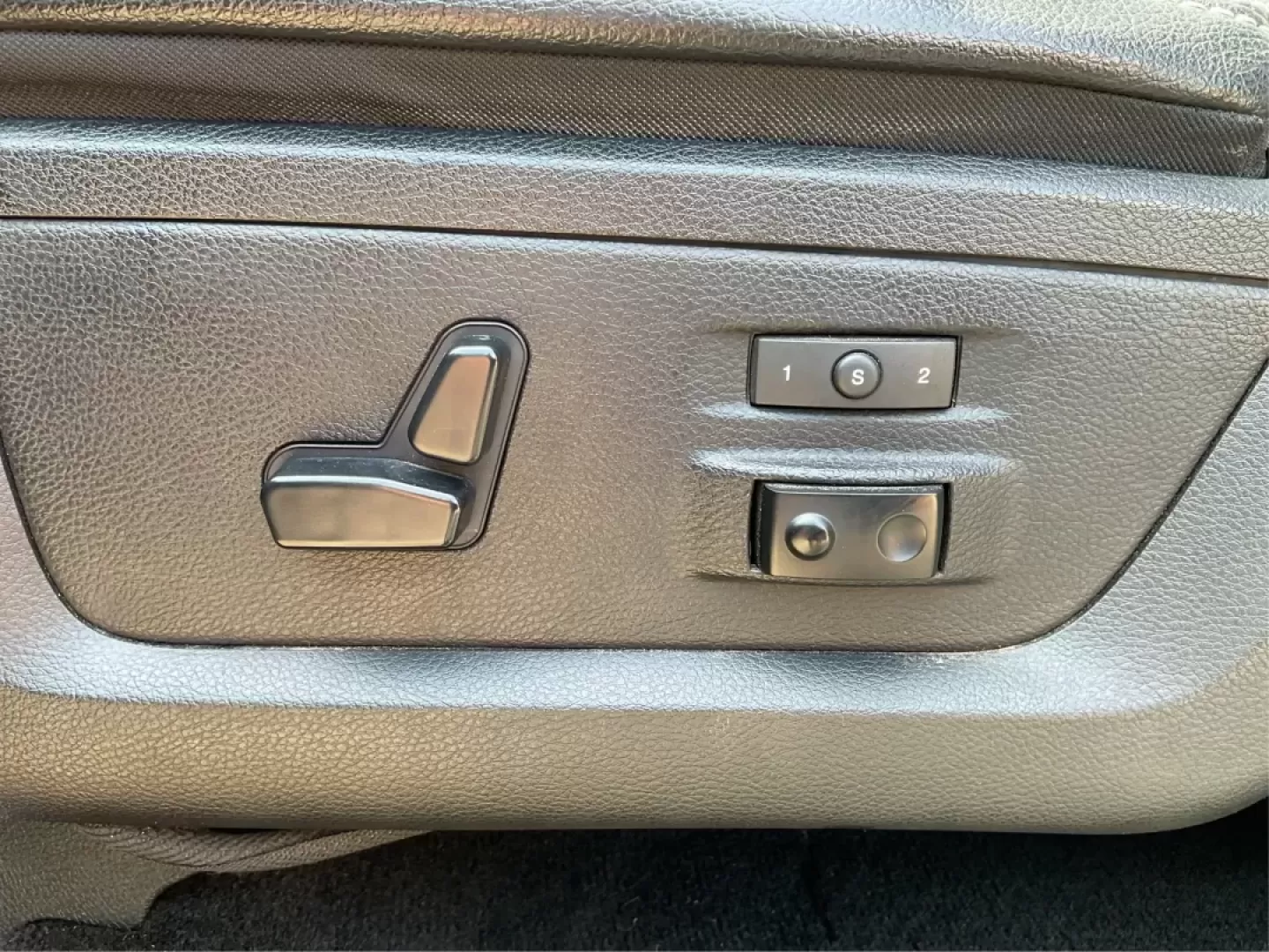 2015 Ram 1500 Laramie Crew Cab SWB 4WD (1C6RR7NT7FS) with an 5.7L V8 OHV 16V engine, 8-Speed Automatic transmission, located at 1230 East Main St, Xenia, OH, 45385, (937) 908-9800, 39.688026, -83.910172 - 2015 Ram 1500 Laramie Crew Cab SWB 4WD - Photo#18