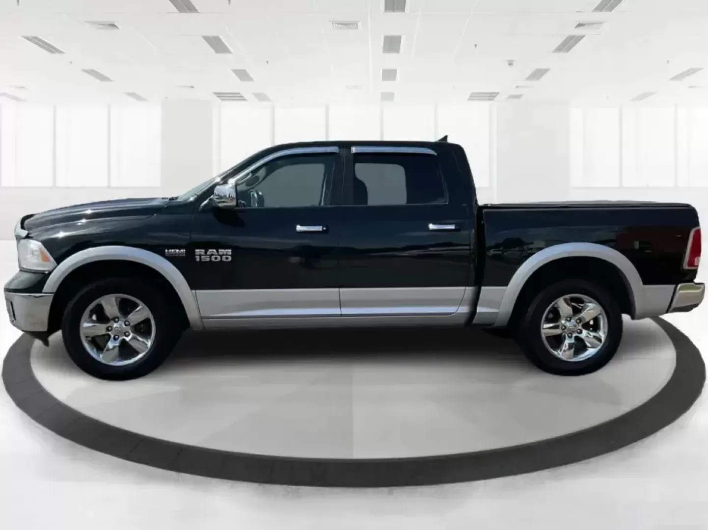 2015 Ram 1500 Laramie Crew Cab SWB 4WD (1C6RR7NT7FS) with an 5.7L V8 OHV 16V engine, 8-Speed Automatic transmission, located at 1184 Kauffman Ave, Fairborn, OH, 45324, (937) 908-9800, 39.807072, -84.030914 - **Unlock Your Weekend Adventures with the 2015 Ram 1500 Laramie Crew Cab 4WD at Jamestown Auto Sales!**<br /> <br /> Are you ready to elevate your lifestyle with a vehicle that combines power, comfort, and versatility? Look no further than this 2015 Ram 1500 Laramie Crew Cab SWB, the ultimate truck - Photo#5