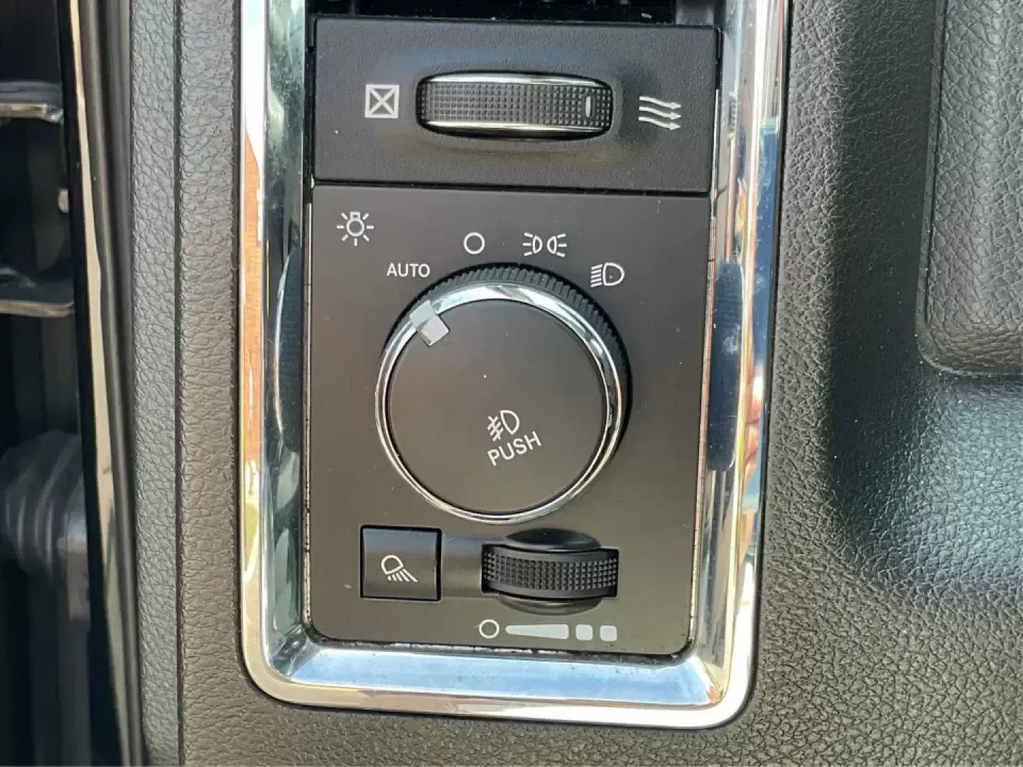 2015 Ram 1500 Laramie Crew Cab SWB 4WD (1C6RR7NT7FS) with an 5.7L V8 OHV 16V engine, 8-Speed Automatic transmission, located at 1184 Kauffman Ave, Fairborn, OH, 45324, (937) 908-9800, 39.807072, -84.030914 - **Unlock Your Weekend Adventures with the 2015 Ram 1500 Laramie Crew Cab 4WD at Jamestown Auto Sales!**<br /> <br /> Are you ready to elevate your lifestyle with a vehicle that combines power, comfort, and versatility? Look no further than this 2015 Ram 1500 Laramie Crew Cab SWB, the ultimate truck - Photo#17