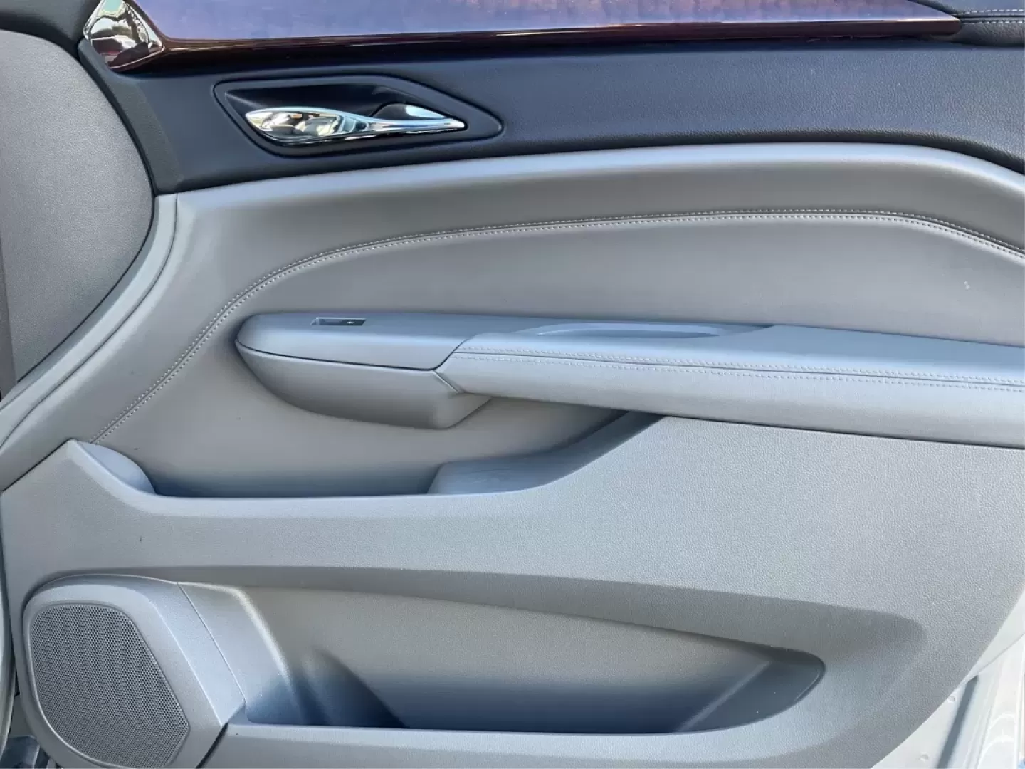 2010 Cadillac SRX Premium Collection AWD (3GYFNFEY7AS) with an 3.0L V6 DOHC 24V engine, 6-Speed Automatic transmission, located at 401 Woodman Dr, Riverside, OH, 45431, (937) 908-9800, 39.760899, -84.123421 - **Elevate Your Driving Experience with the 2010 Cadillac SRX Premium Collection AWD at Advantage Car and Credit - Riverside!**<br /> <br /> Are you searching for a vehicle that seamlessly combines style, comfort, and reliability for your daily adventures? Look no further than this stunning 2010 Cadi - Photo#20