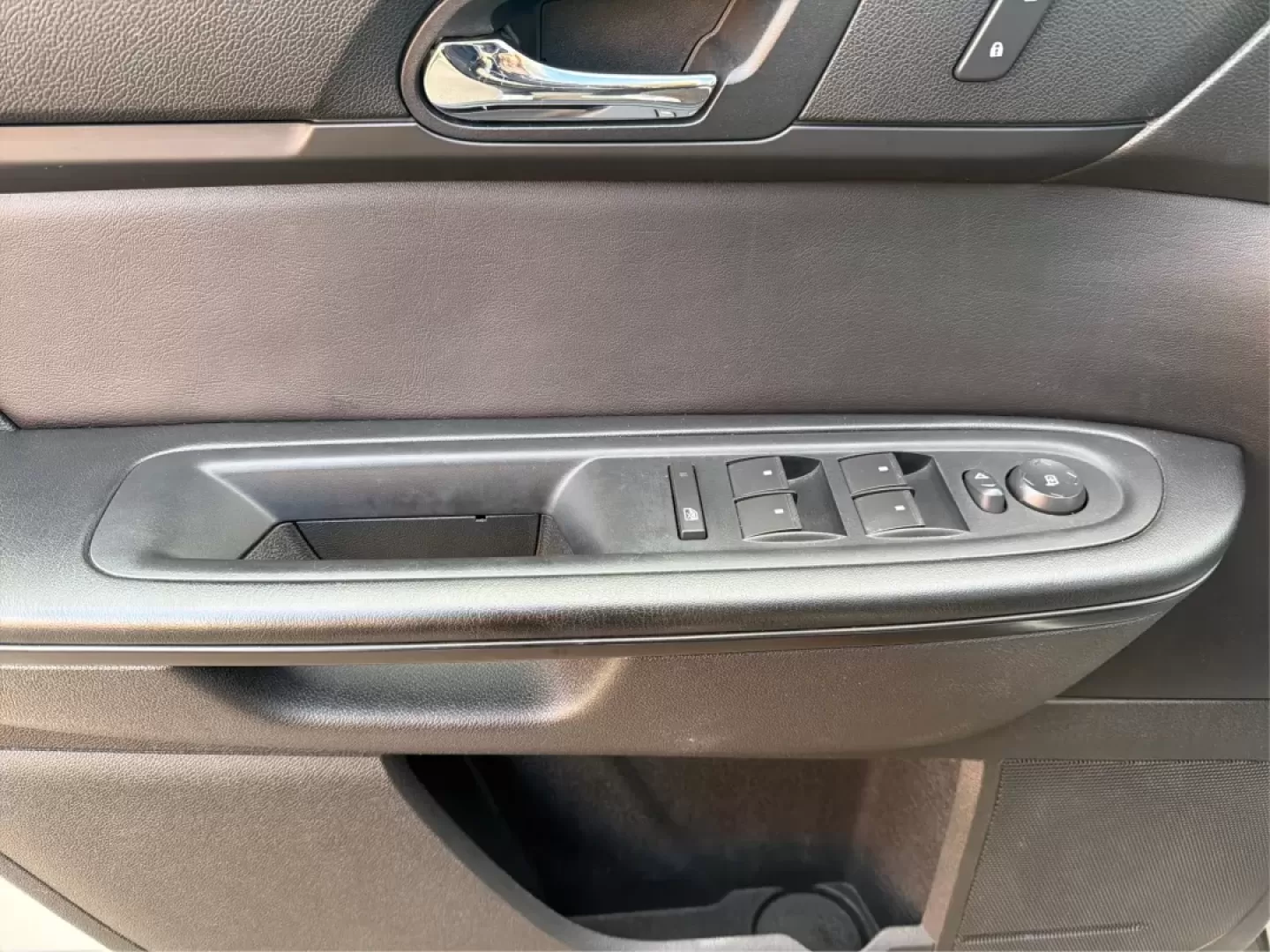 2014 GMC Acadia SLE-2 AWD (1GKKVPKD1EJ) with an 3.6L V6 DOHC 24V engine, 6-Speed Automatic transmission, located at 1230 East Main St, Xenia, OH, 45385, (937) 908-9800, 39.688026, -83.910172 - If you're searching for the perfect family SUV that balances style, comfort, and an adventurous spirit, look no further than this stunning 2014 GMC Acadia SLE-2 AWD, now available at Advantage Car and Credit in Fairborn, OH. With spacious seating for up to eight passengers and the versatility needed - Photo#19