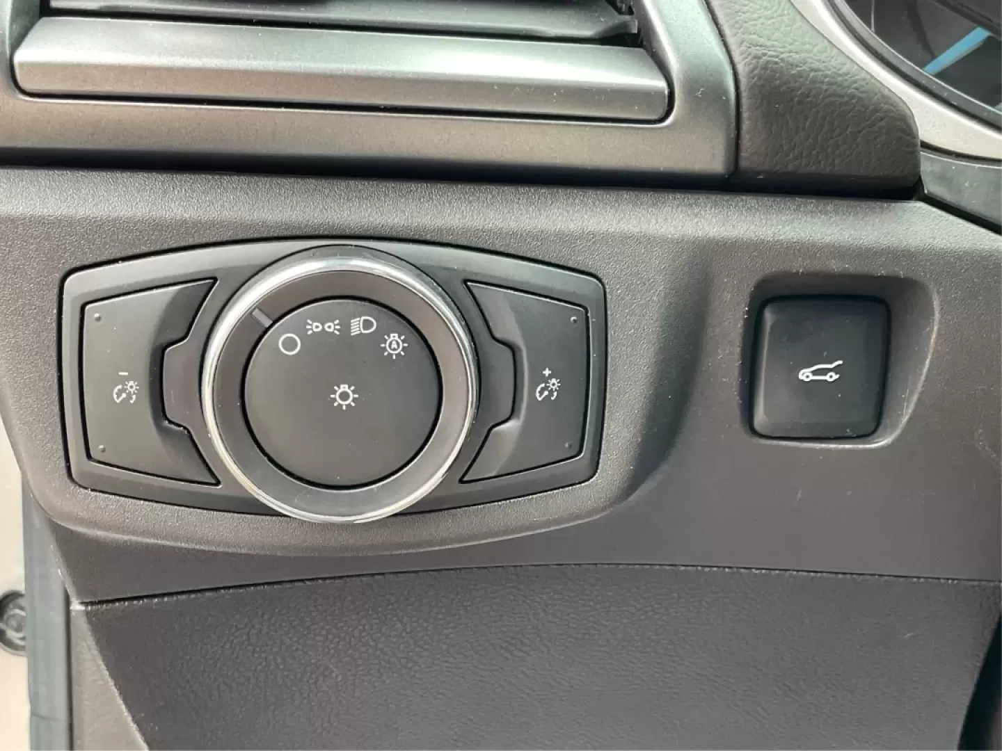 2013 Ford Fusion SE (3FA6P0H78DR) with an 2.5L L4 DOHC 16V engine, located at 1230 East Main St, Xenia, OH, 45385, (937) 908-9800, 39.688026, -83.910172 - Are you in the market for a reliable sedan that combines style, comfort, and impressive features? Look no further than this 2013 Ford Fusion SE, available now at Advantage Car and Credit in Xenia, OH. Perfect for daily commuters, growing families, or anyone seeking a dependable vehicle for weekend a - Photo#16