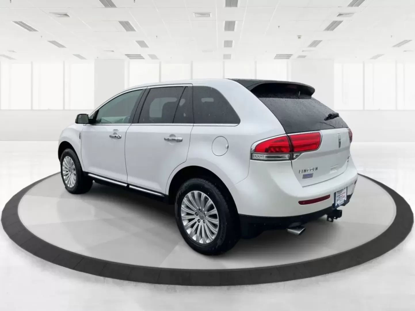 2014 Lincoln MKX Base (2LMDJ8JK4EB) with an Other engine, located at 1230 East Main St, Xenia, OH, 45385, (937) 908-9800, 39.688026, -83.910172 - **Discover Adventure with the 2014 Lincoln MKX Your Ticket to an Elevated Lifestyle**<br /> <br /> Are you in search of a vehicle that perfectly balances luxury and functionality? Look no further than the 2014 Lincoln MKX, a standout option for those who value comfort and style, whether you're navi - Photo#4